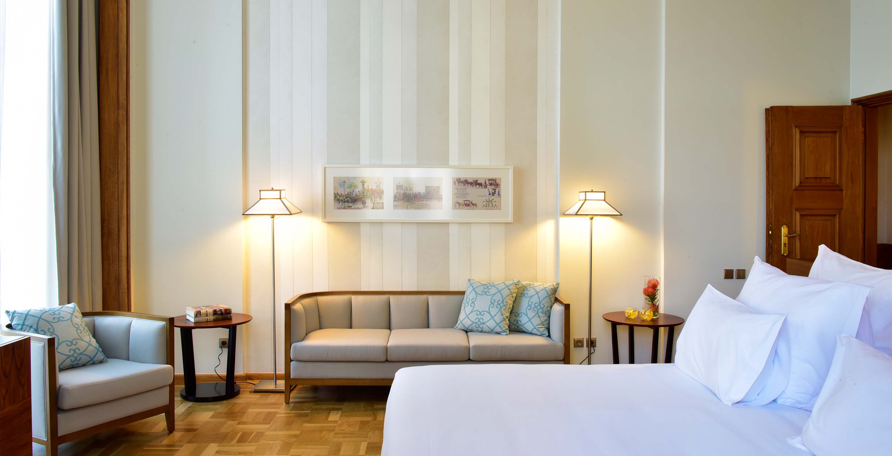 The Praça do Comércio Suite King Size Bed of The Pousada Lisboa Praça do Comércio has a double bed and a sofa with cushions