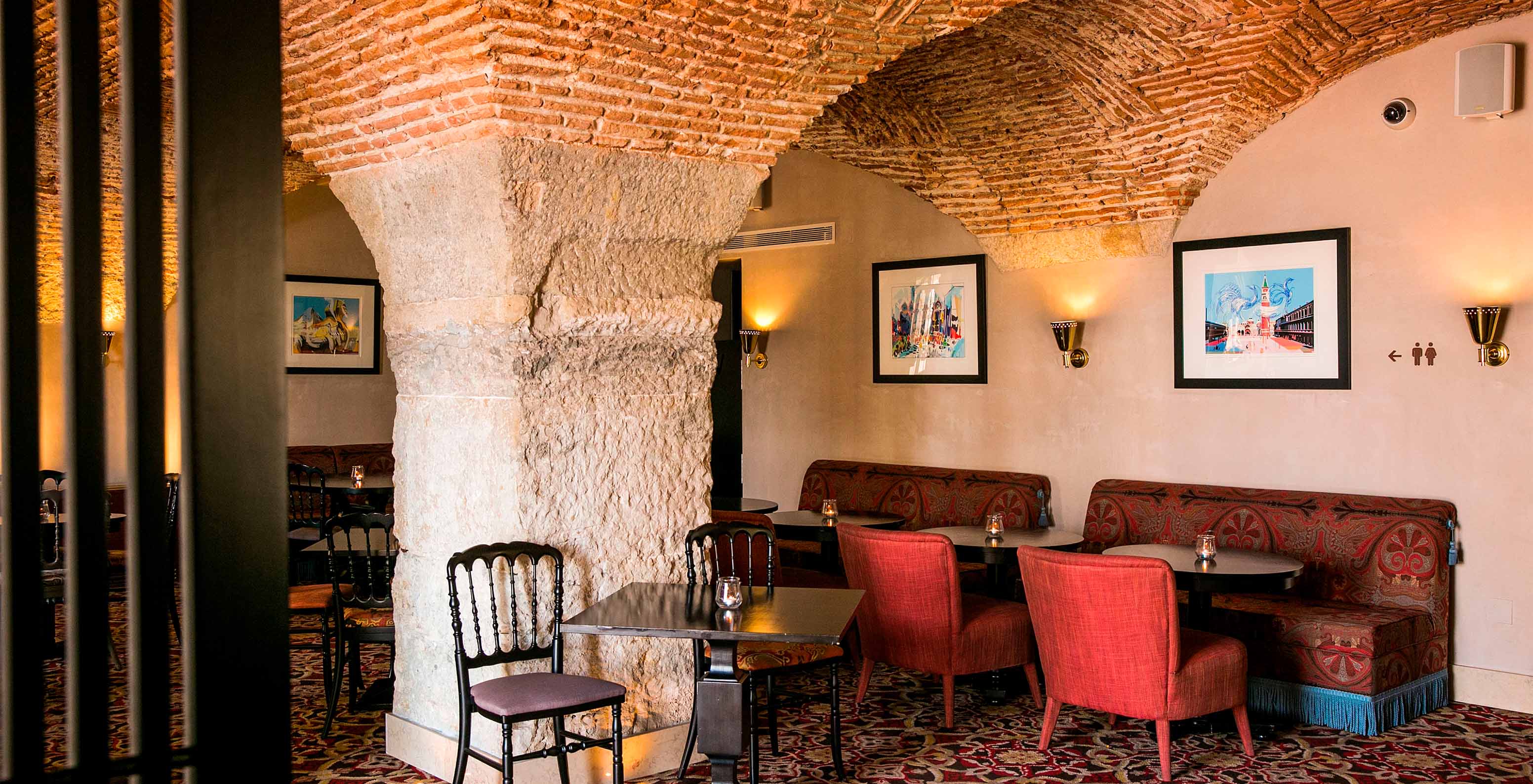 Bar of the Pousada Lisboa Praça do Comércio, a historic hotel in downtown Lisbon, with sofas and arches