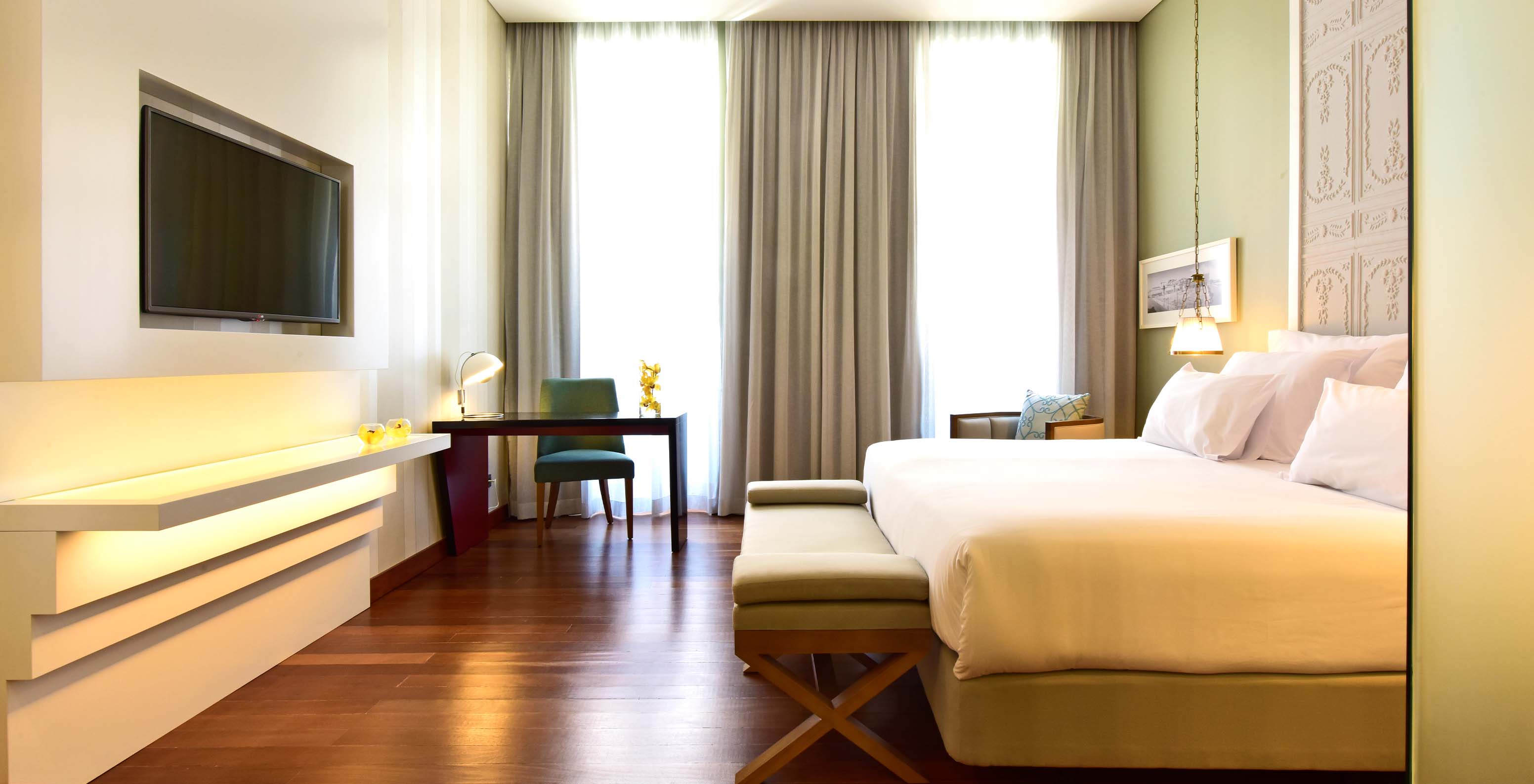 The Premium King Size Bed at Pousada Lisboa Praça do Comércio has a bathtub in the room, double bed, desk, and sofas.