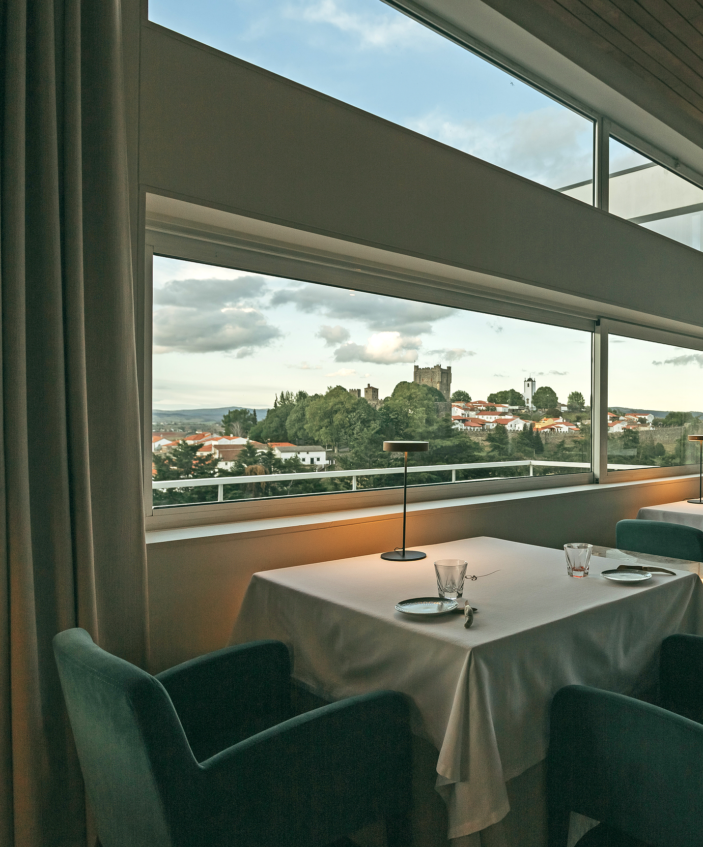 Pousada Bragança, a hotel in the north, in Bragança, has a restaurant with blue chairs and a white tablecloth with a view