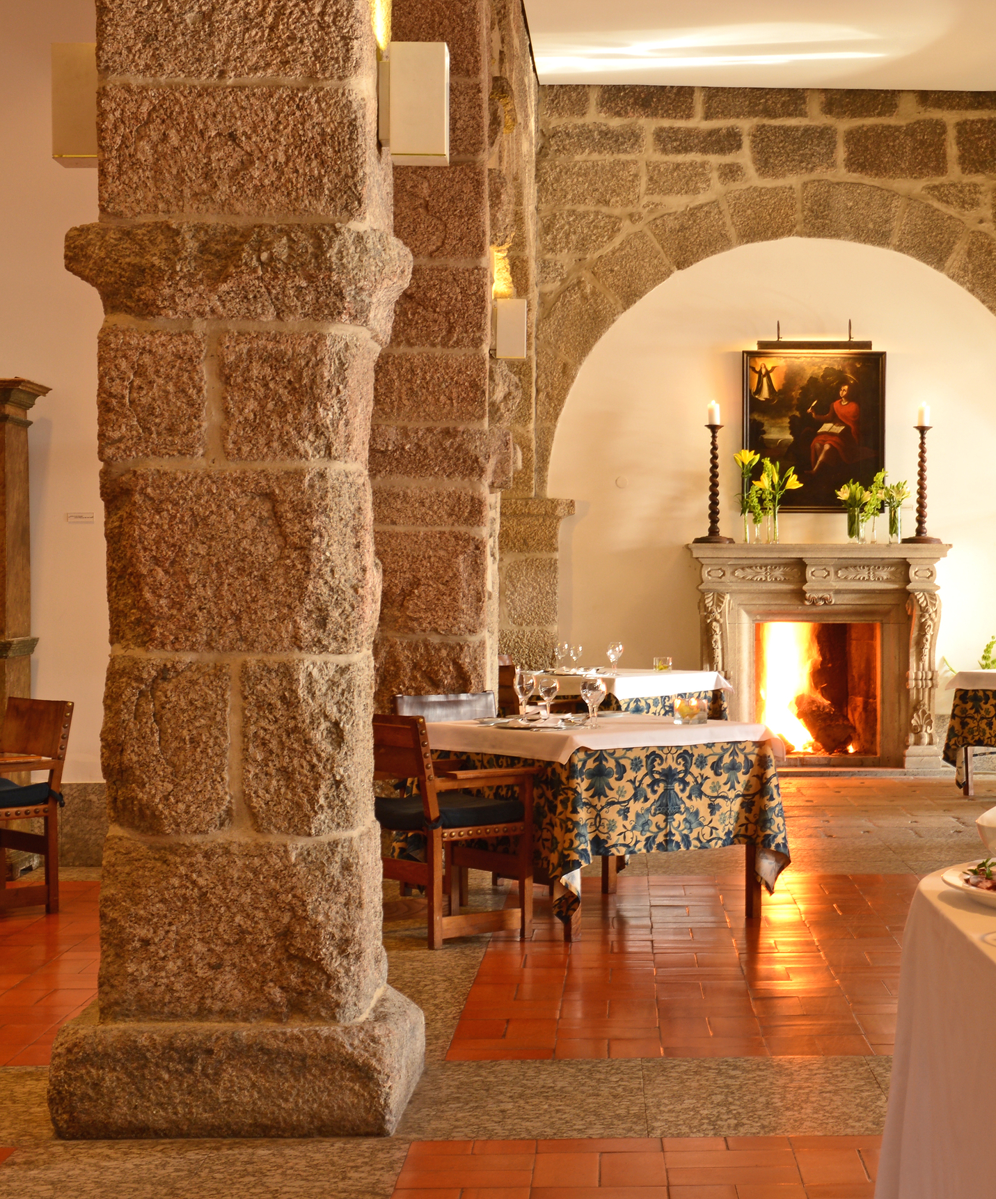 Pousada Mosteiro Guimarães, a hotel in Guimarães with a pool, has a restaurant with tables and a lit fireplace