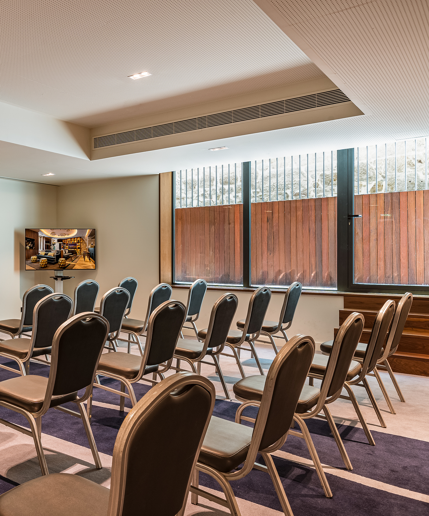 Meeting Room - Pousada Porto - Rua das Flores Pousada Porto - Rua das Flores, a hotel in downtown Porto, has a meeting room with several chairs