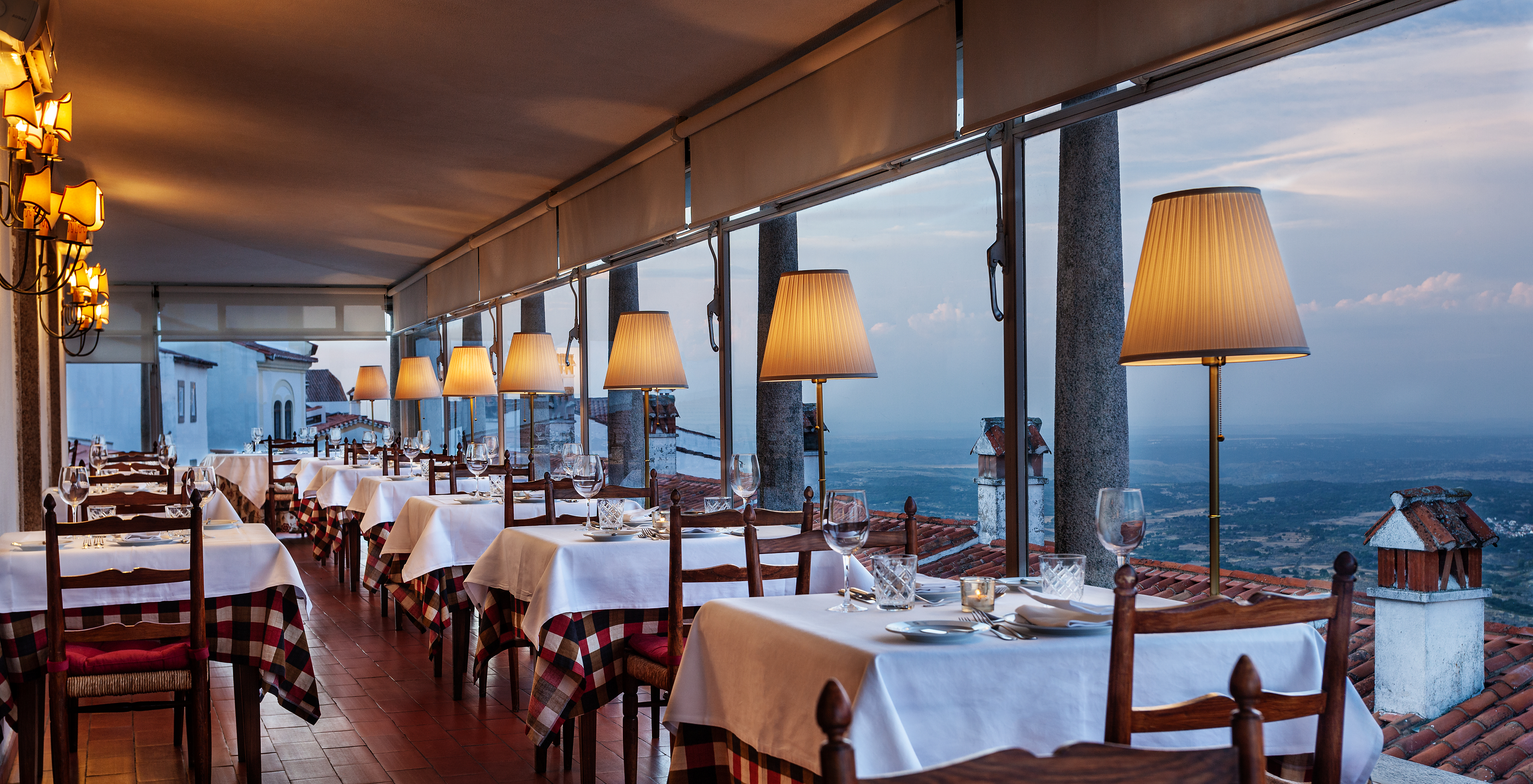 El restaurante Ninho D'Águias, del Hotel Histórico en Marvão, tiene mesas redondas con vista a la paisagem