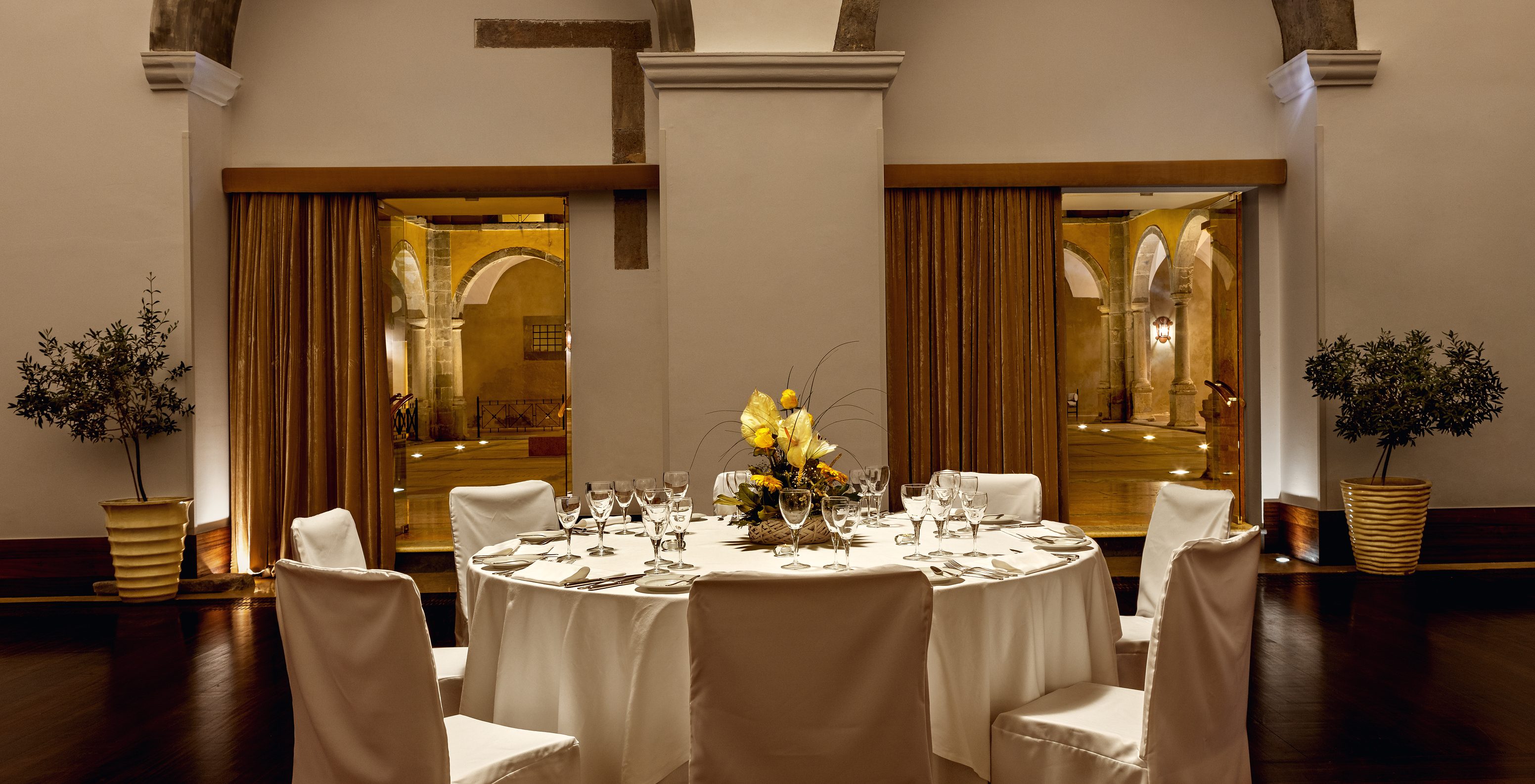 Mesa en el Restaurante de la Pousada Convento Tavira, con ventanas con vista al Claustro