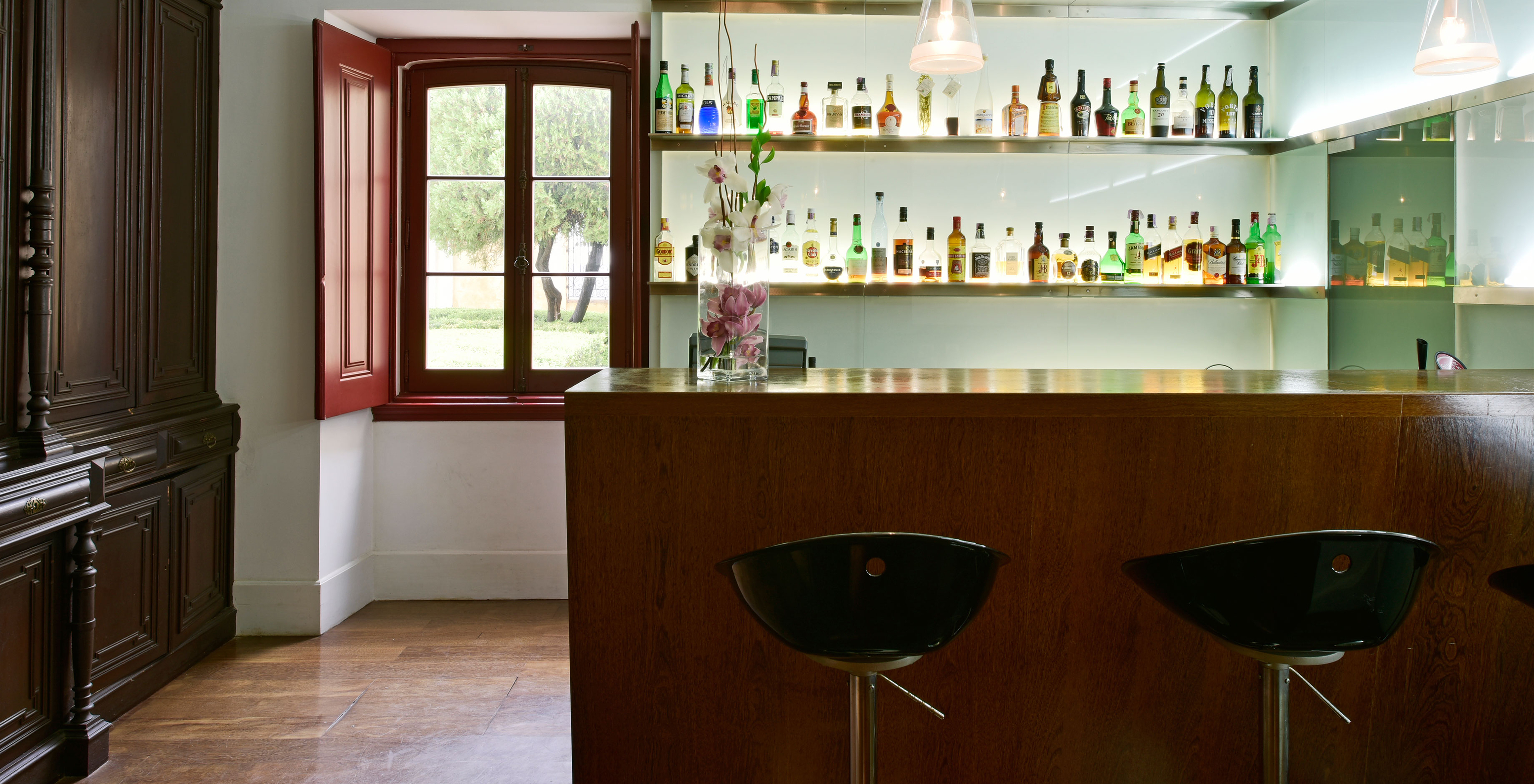 El bar Palácio, del Hotel Histórico en Faro, tiene un mueble de madera que guarda bebidas alcohólicas