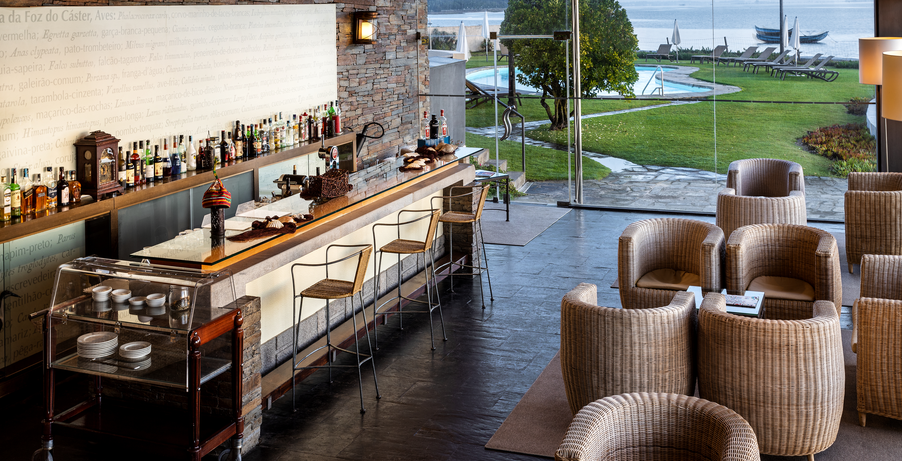 Zona del restaurante con algunas mesas y sillas para cenar con vista panorámica de la ría de Aveiro