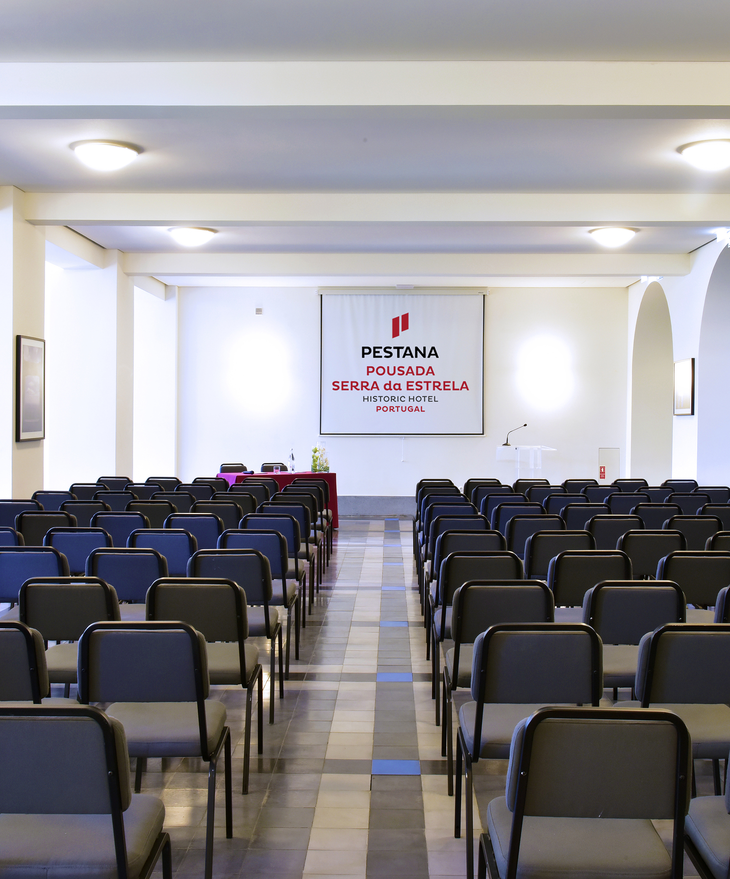 Sala de reuniones y eventos con varias sillas y proyector, en un Hotel de montaña en el centro de Portugal