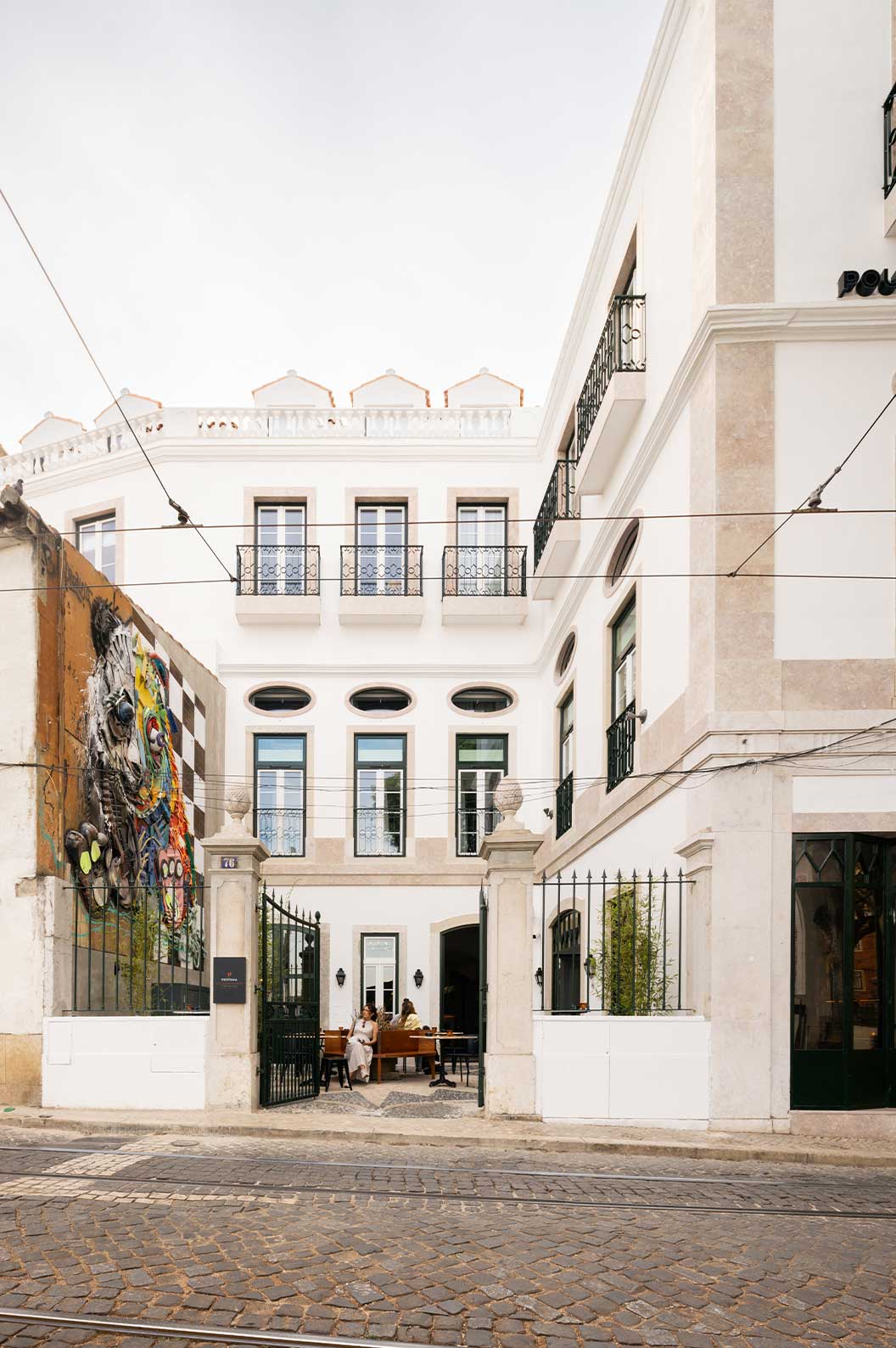 Vista exterior del edificio de la Pousada de Alfama, un hotel histórico en Lisboa