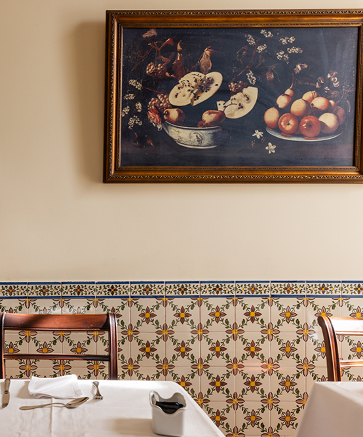 Zona de bar en un hotel histórico en Queluz, con una mesa y dos cuadros sobre la mesa