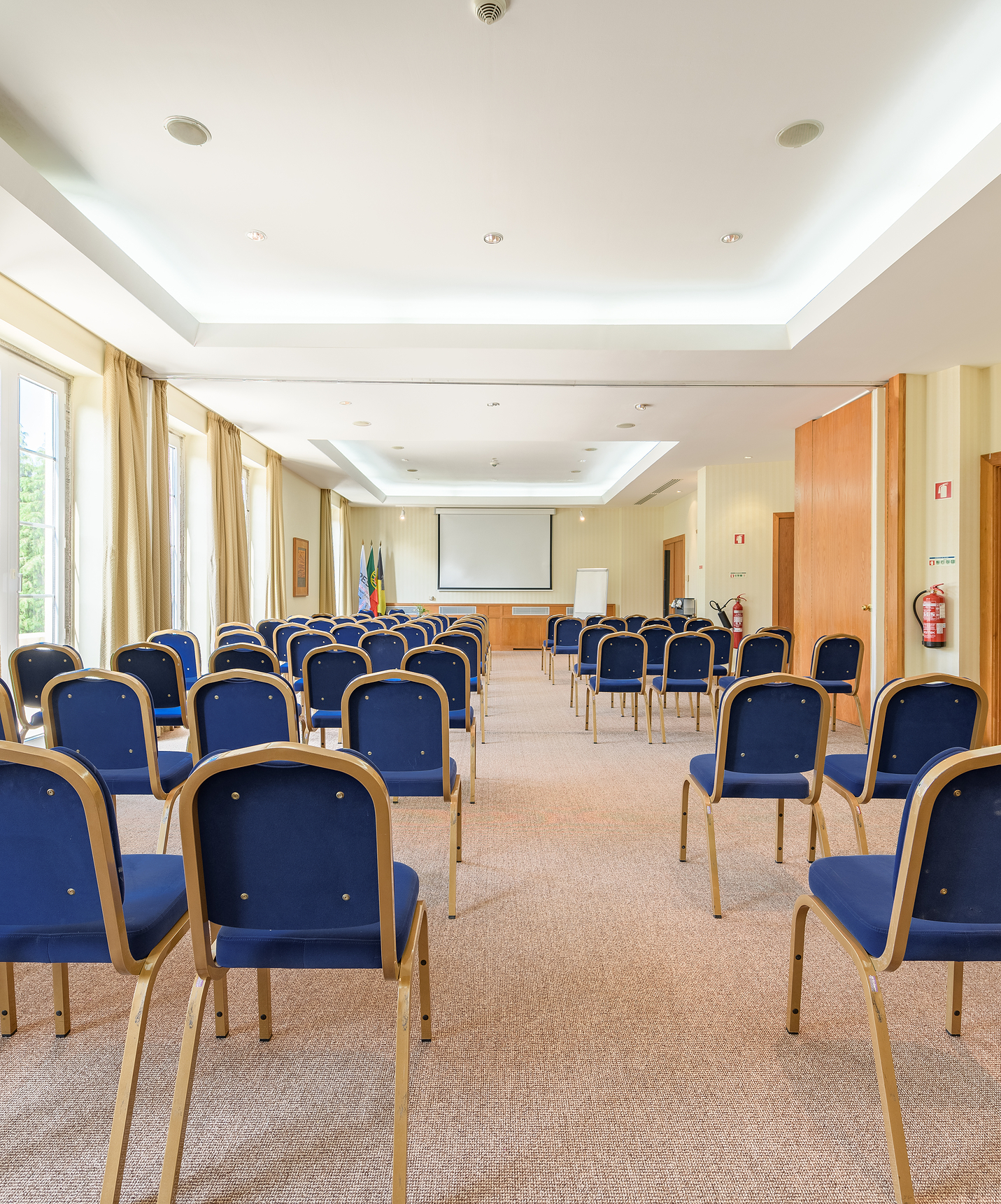 Sala de reuniones y conferencias, con sillas azules, en un hotel en el Monte de Santa Luzia