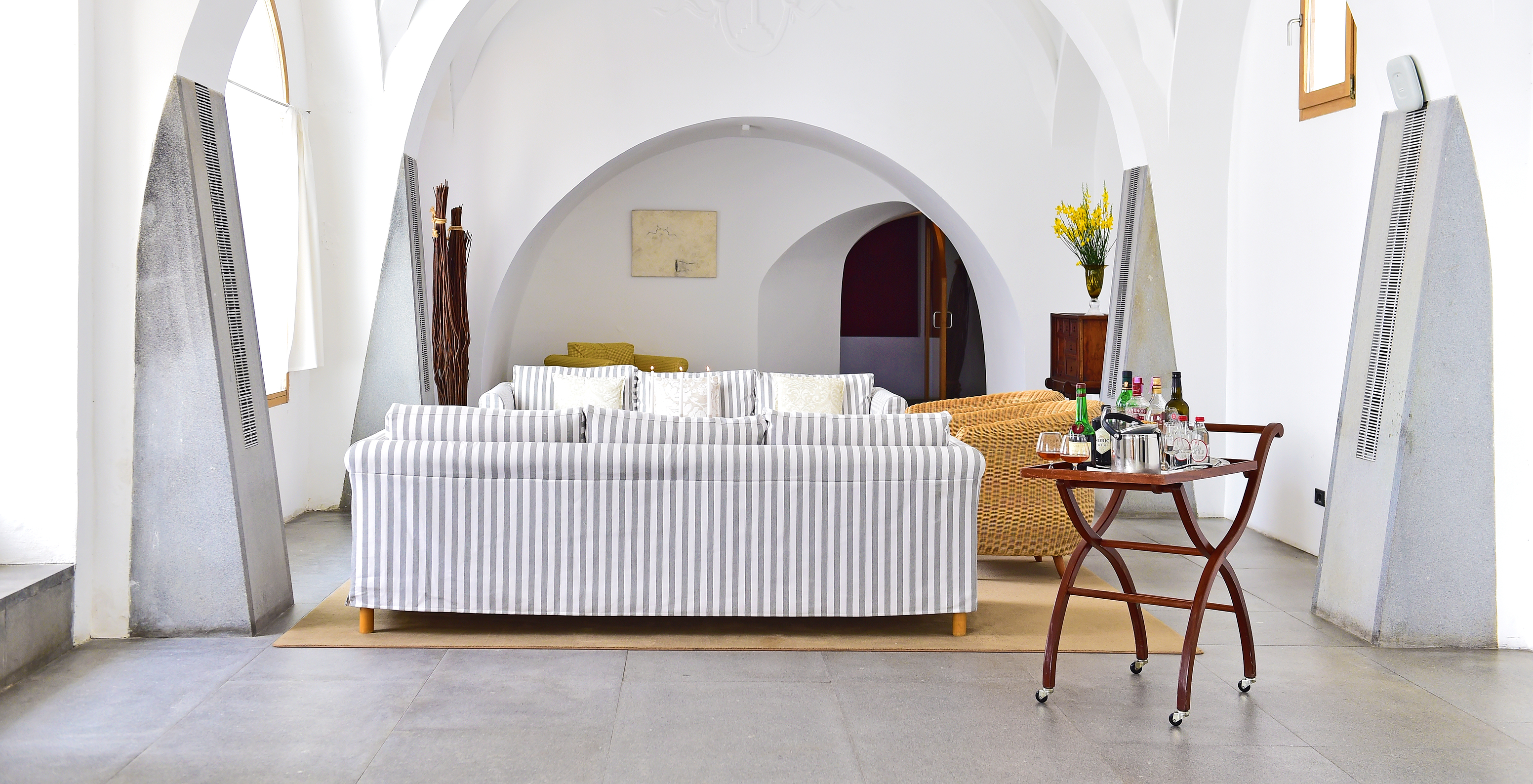 Hall del hotel con sofás y sillones para relajarse, con una mesa pequeña