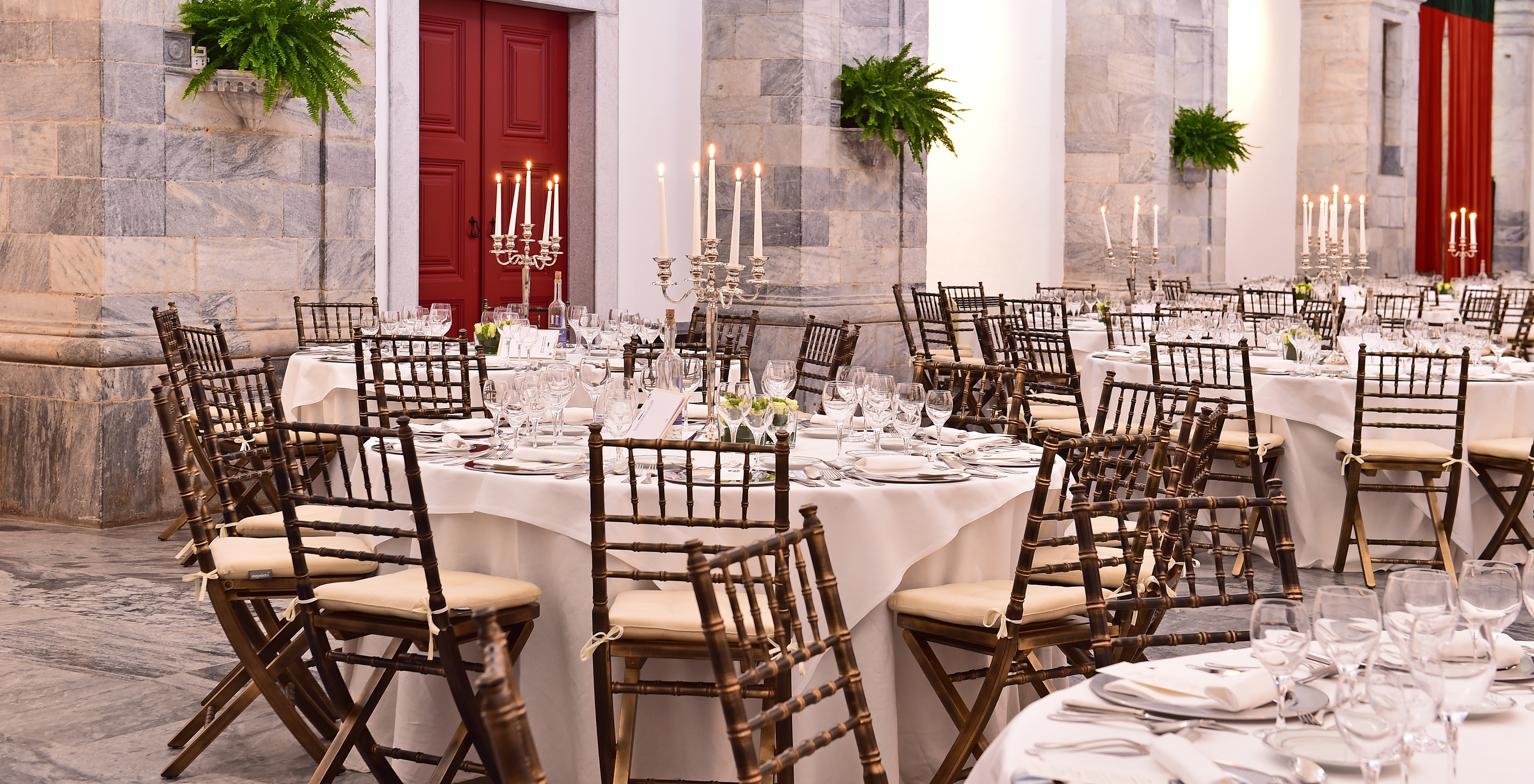 Evento en la Pousada Convento Beja, con varias mesas redondas preparadas para los invitados