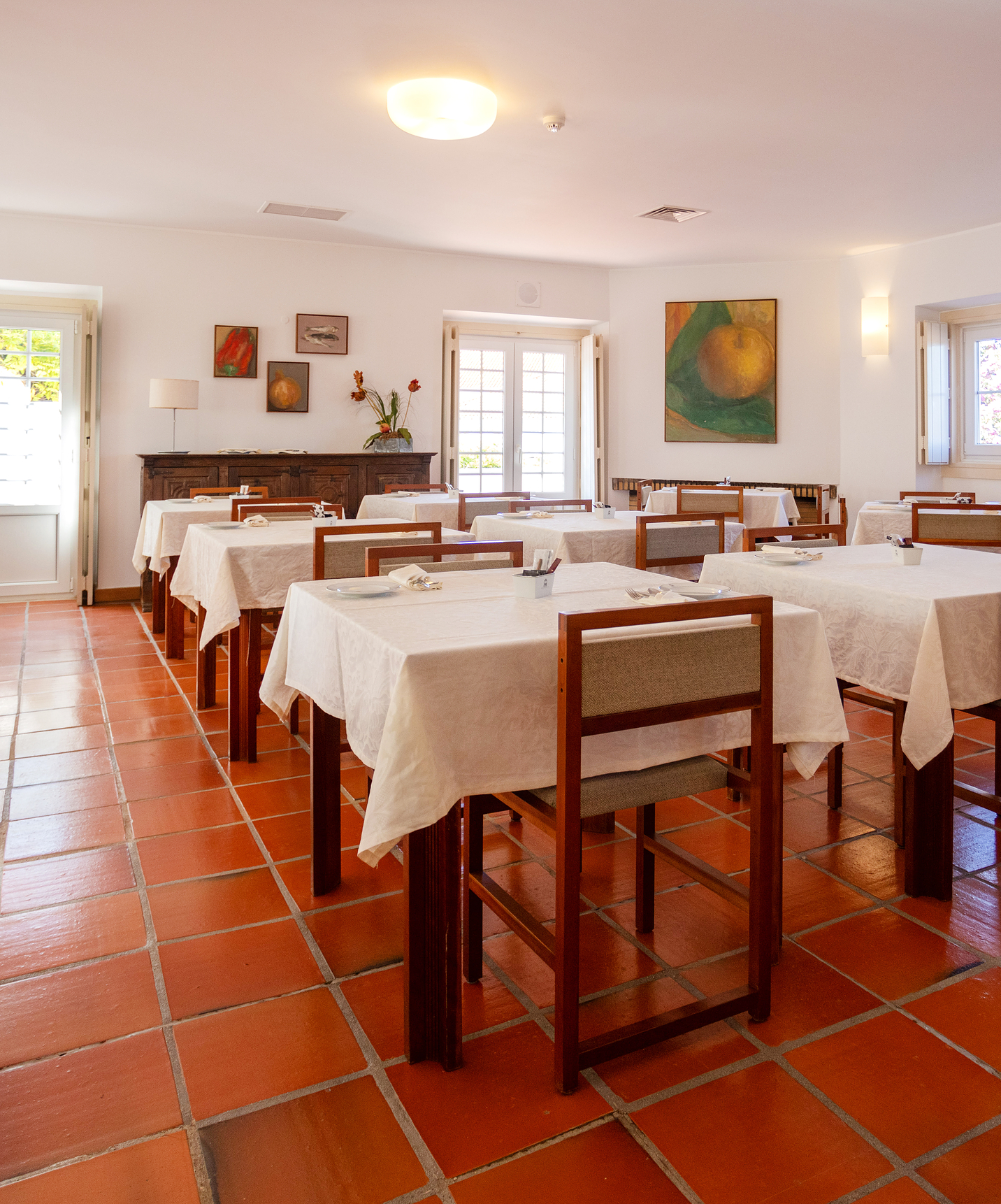 Restaurant at the charming hotel in Ourém, near Fátima, with several tables set for breakfast and chairs