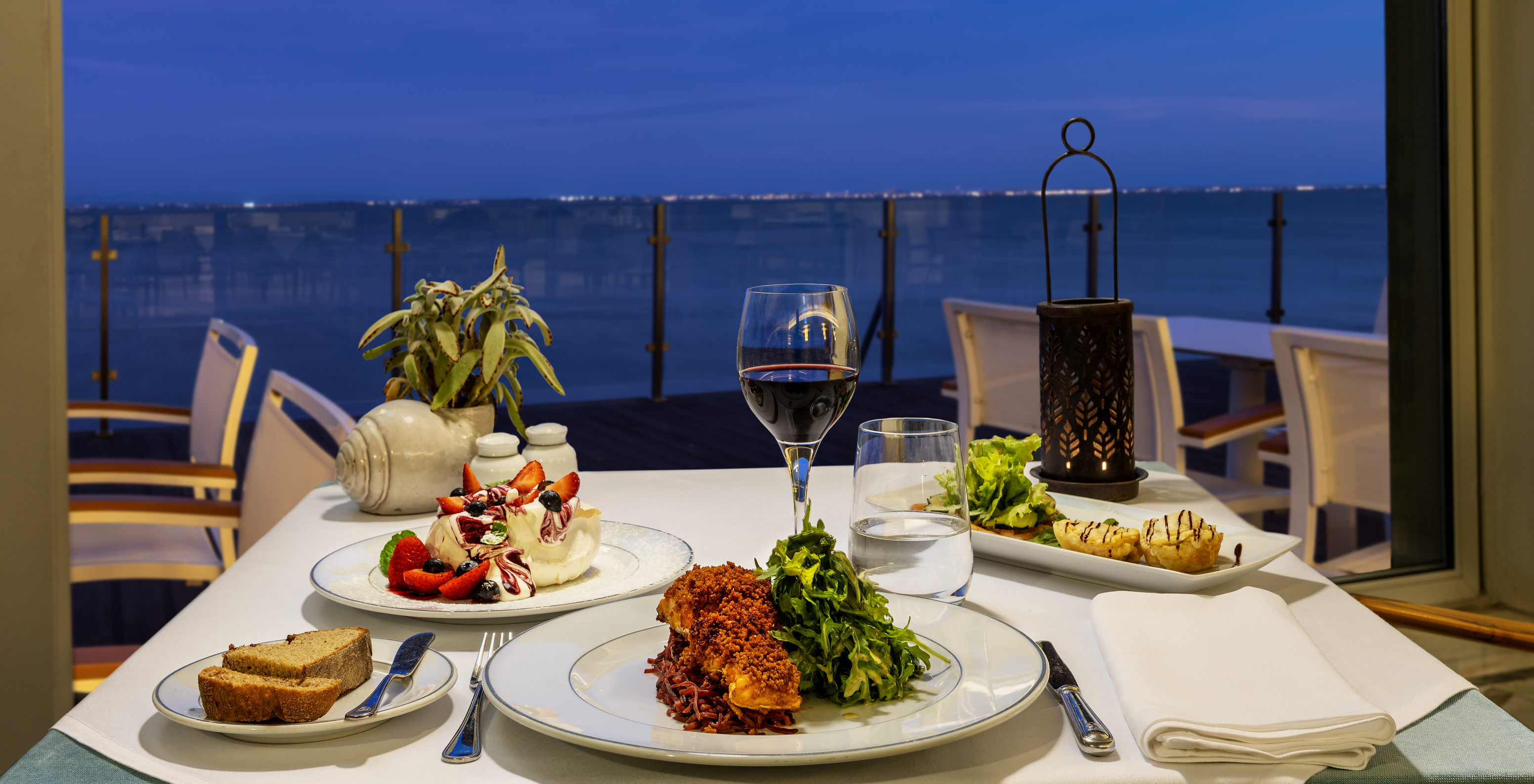 El restaurante Búzios, del Hotel de Encanto en Aveiro, ofrece vistas panorámicas sobre la Ría y comidas deliciosas