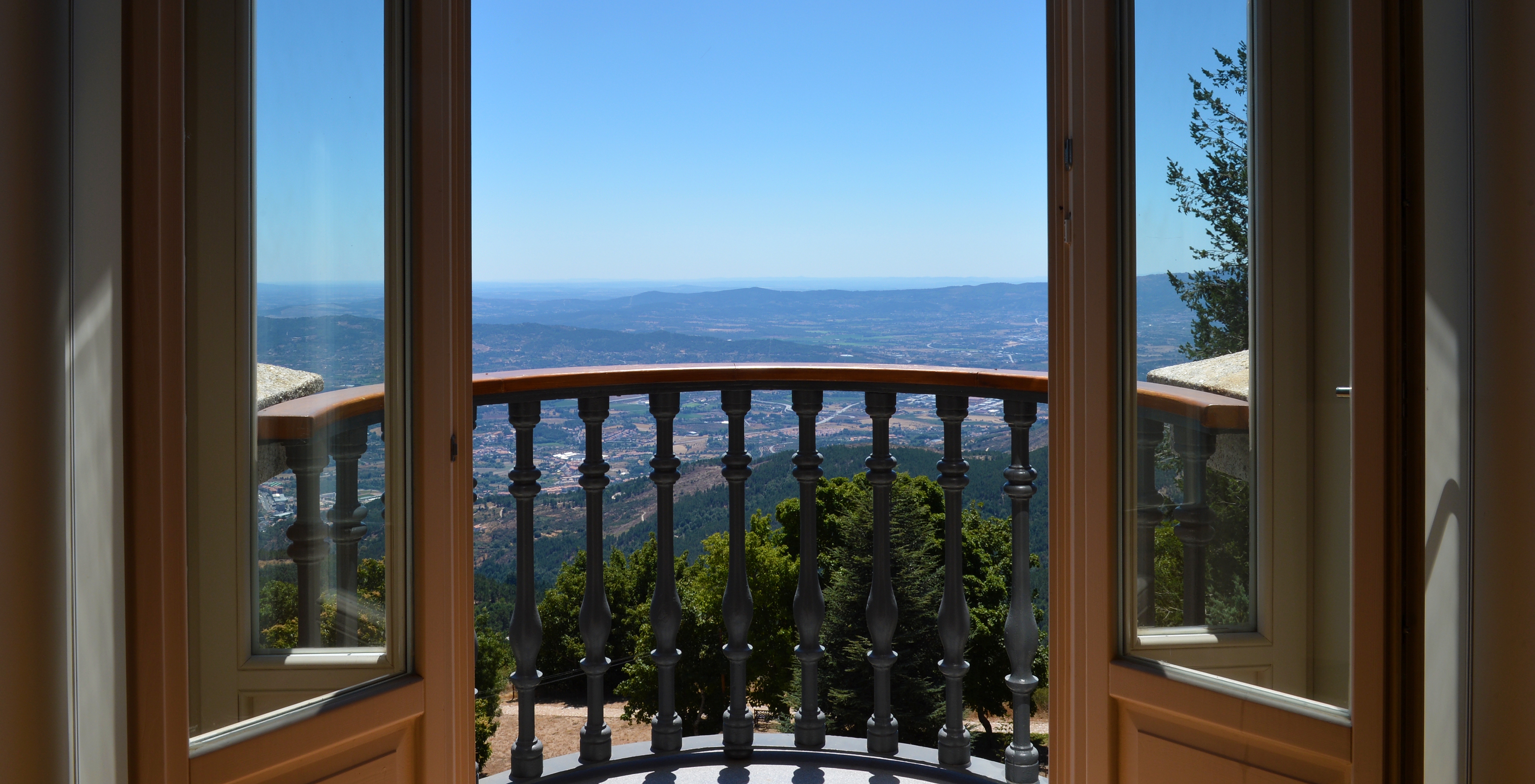 La Suite Presidencial de la Pousada Serra da Estrela tiene una pequeña terraza con vista panorámica a la Serra da Estrela