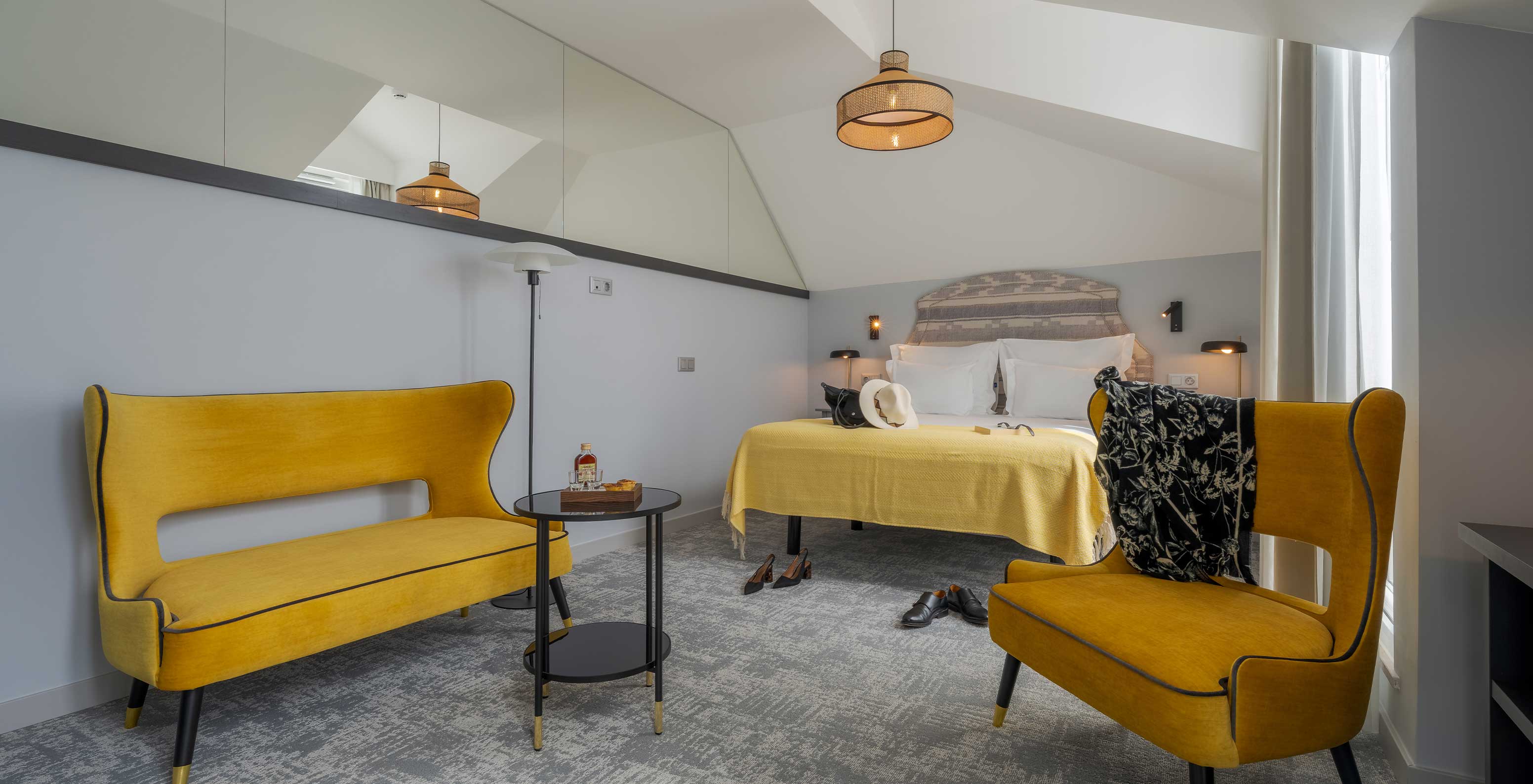 La Junior Suite River View de la Pousada Alfama tiene una cama de matrimonio y el cuarto está decorado en tonos de amarillo