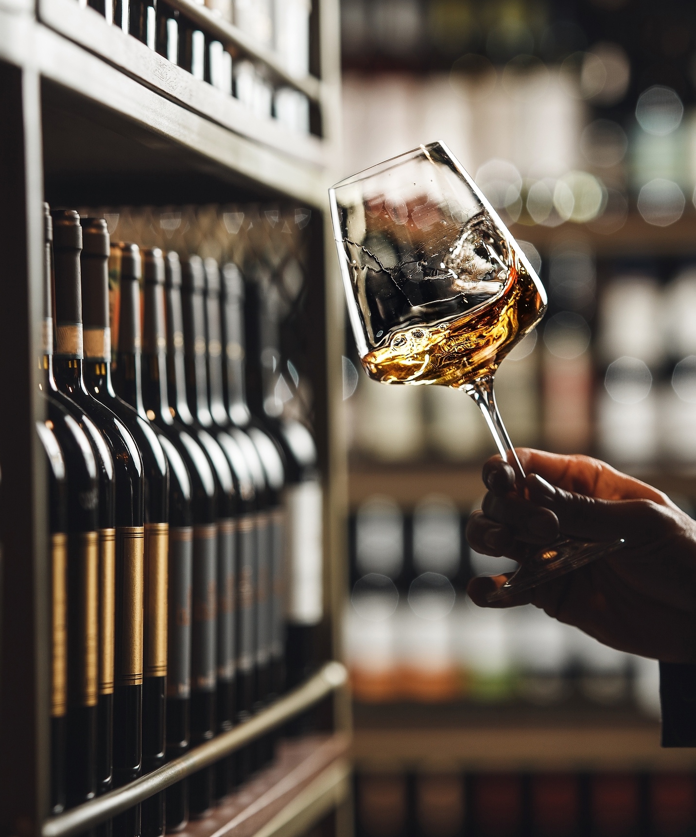 Mano sosteniendo una copa de vino, en una cata de vinos en Pousada Castelo Palmela