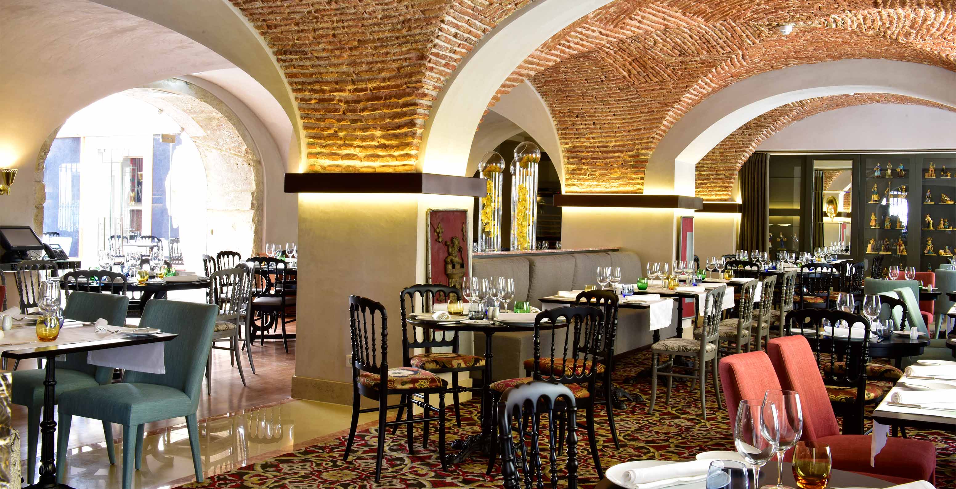 El restaurante Rib Beef & Wine, del Hotel en Terreiro do Paço, tiene un espacio acogedor con varias mesas servidas