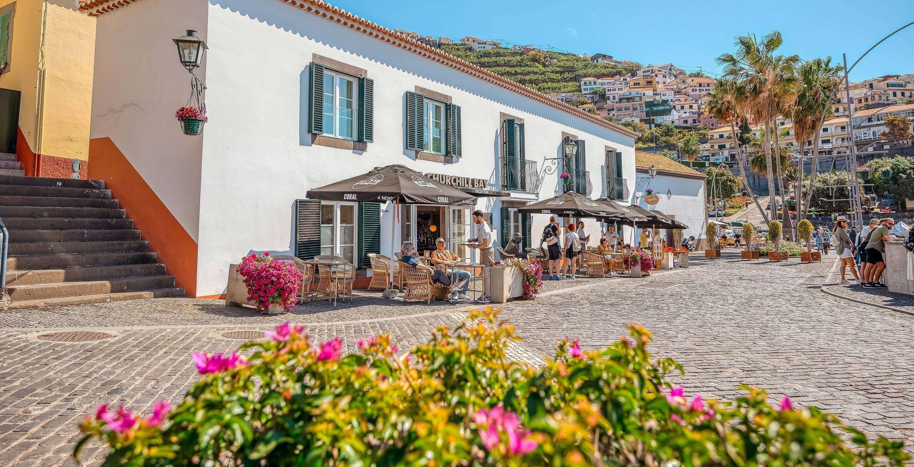 Fachada del Pestana Churchill Bay con una terraza para comer o tomar una bebida