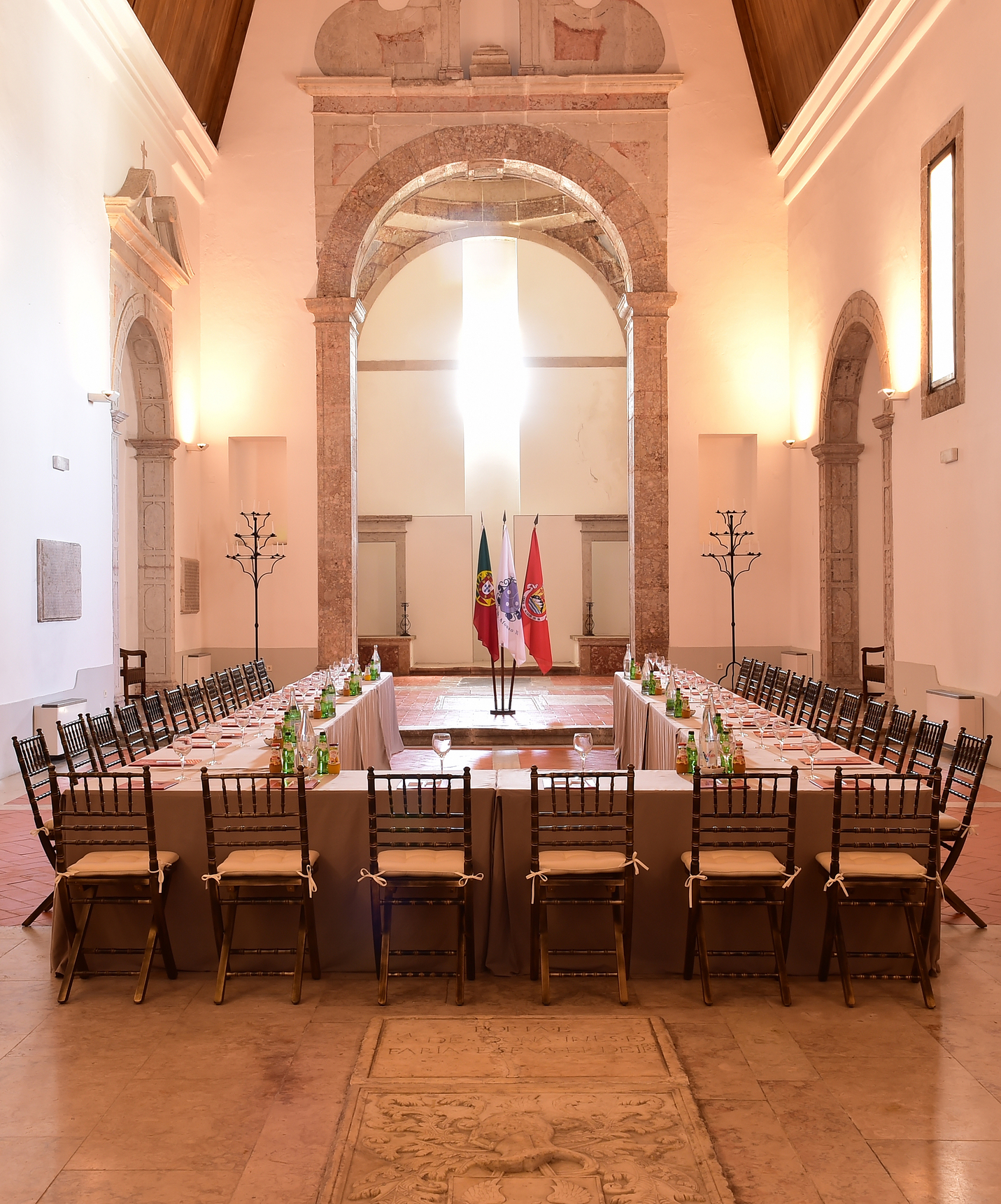 La Pousada Castelo Alcácer do Sal à Alcácer avec vue sur le fleuve Sado a une salle avec des tables pour réunions