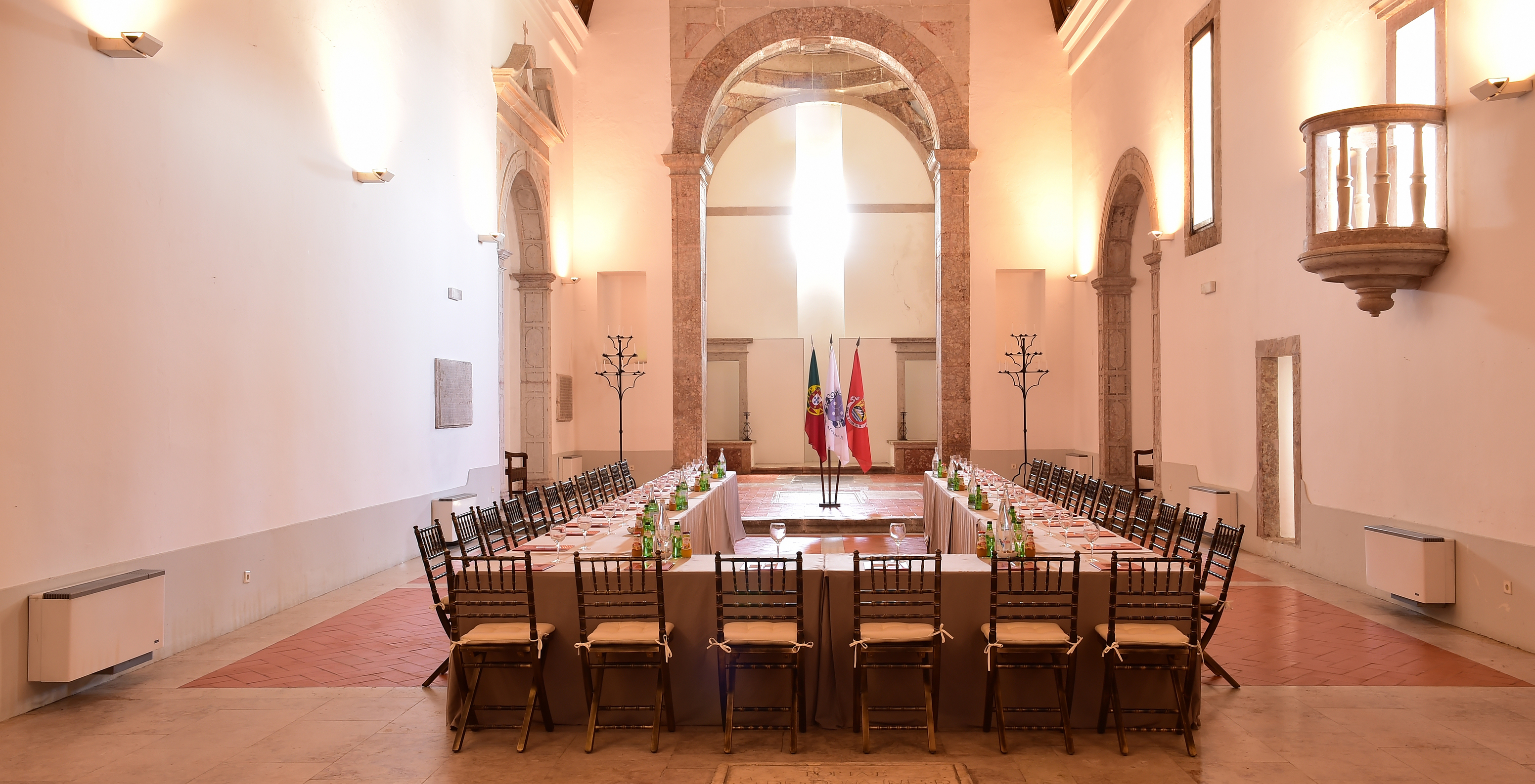 La Pousada Castelo Alcácer do Sal, un hôtel à Alcácer avec vue sur le fleuve Sado, a une salle de réunion avec des tables