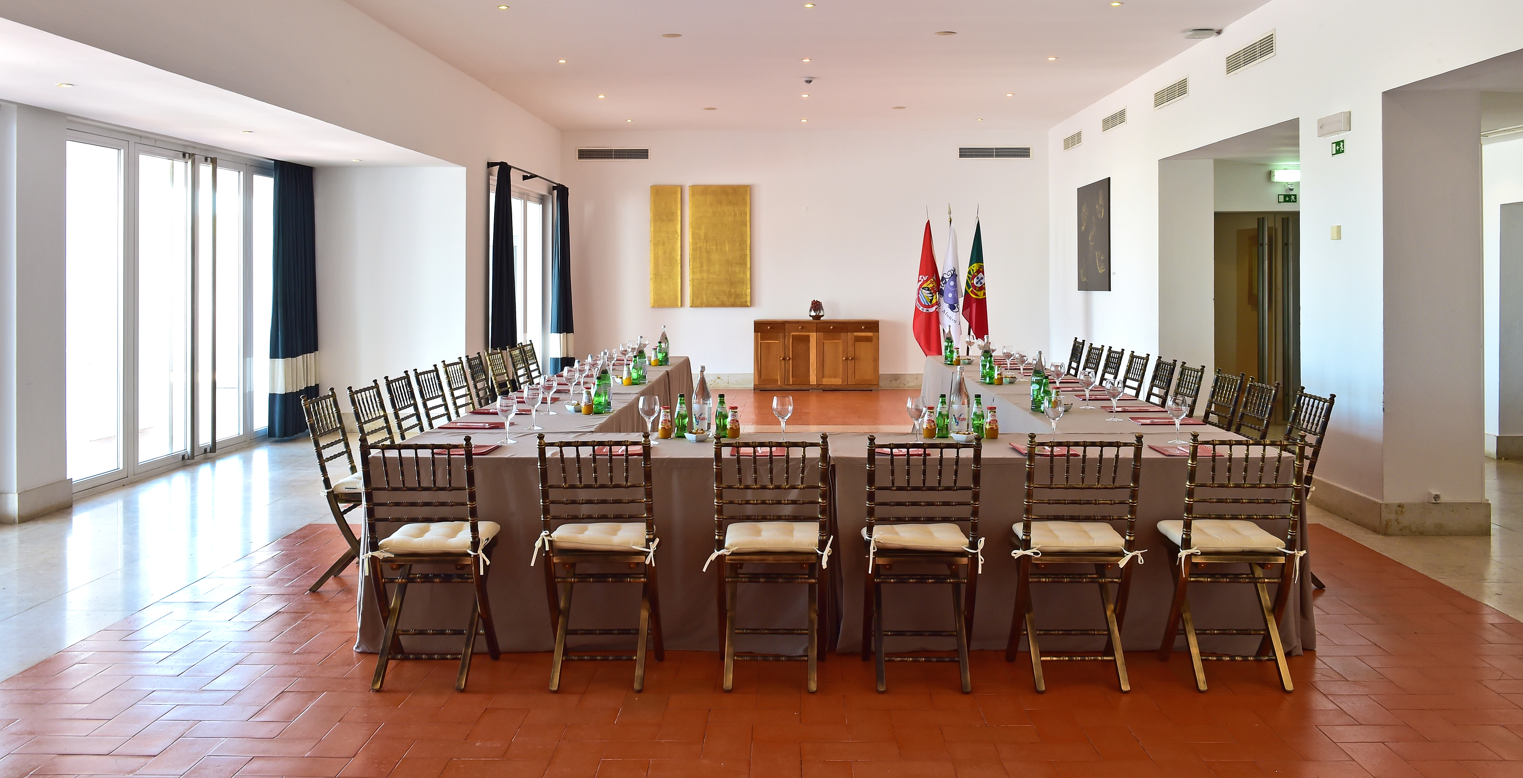 La Pousada Castelo Alcácer do Sal, un hôtel à Alcácer avec vue sur le fleuve Sado, a une salle de réunion avec fenêtre