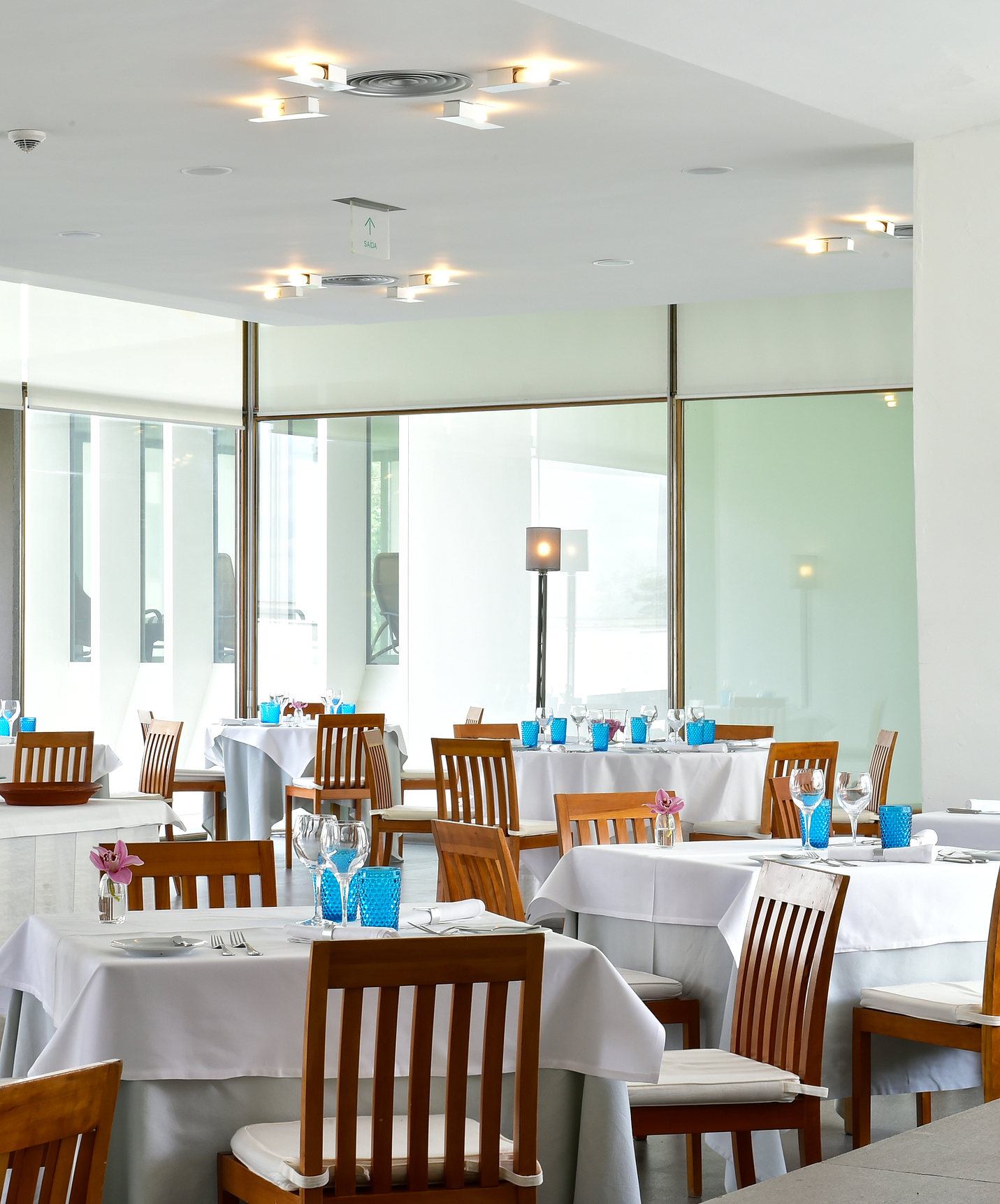 Restaurant élégant et lumineux de la Pousada Convento Arraiolos, un hôtel à Arraiolos en Alentejo