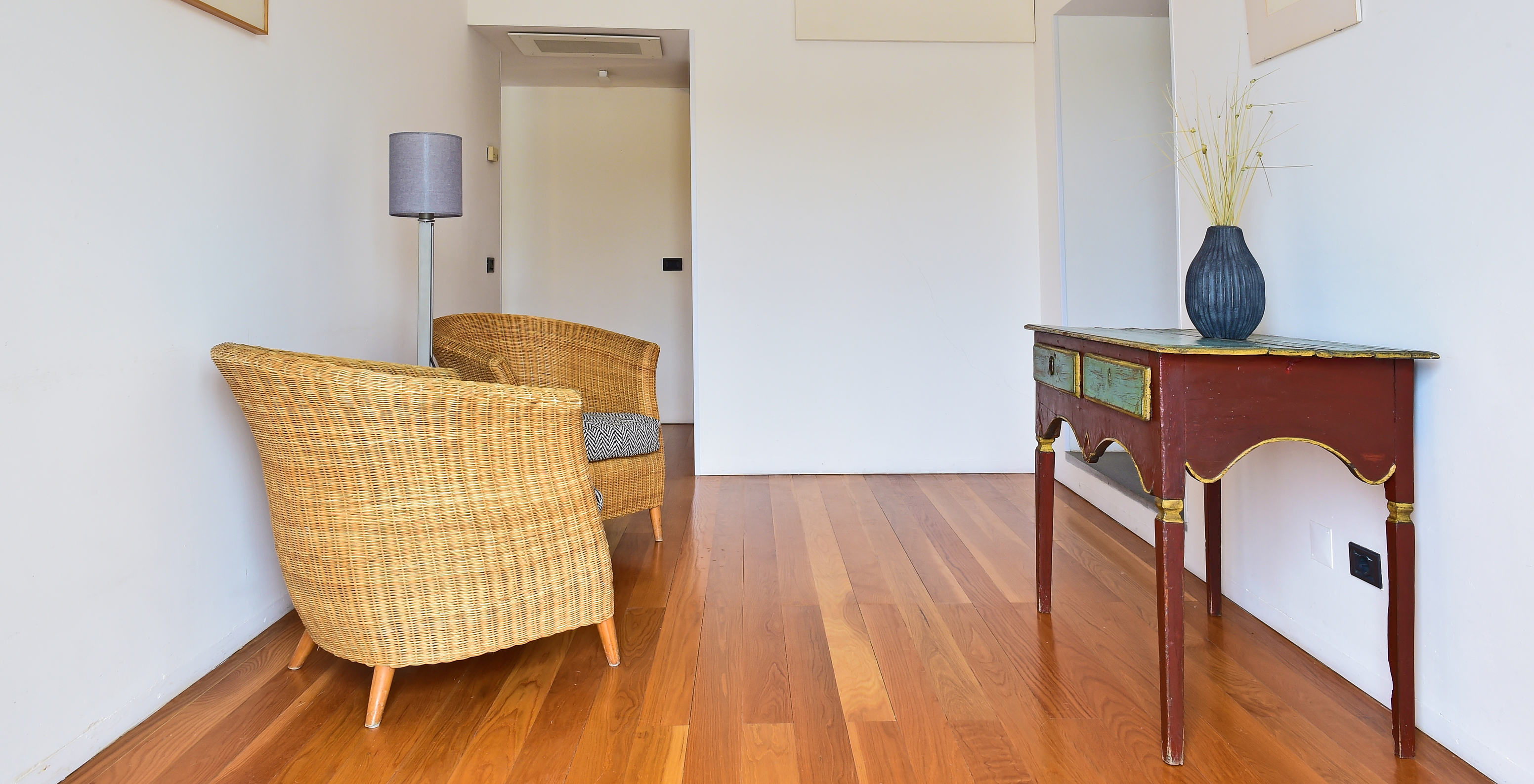 La Suite Spéciale de la Pousada Convento Arraiolos a une chambre avec un petit hall avec deux fauteuils et une table