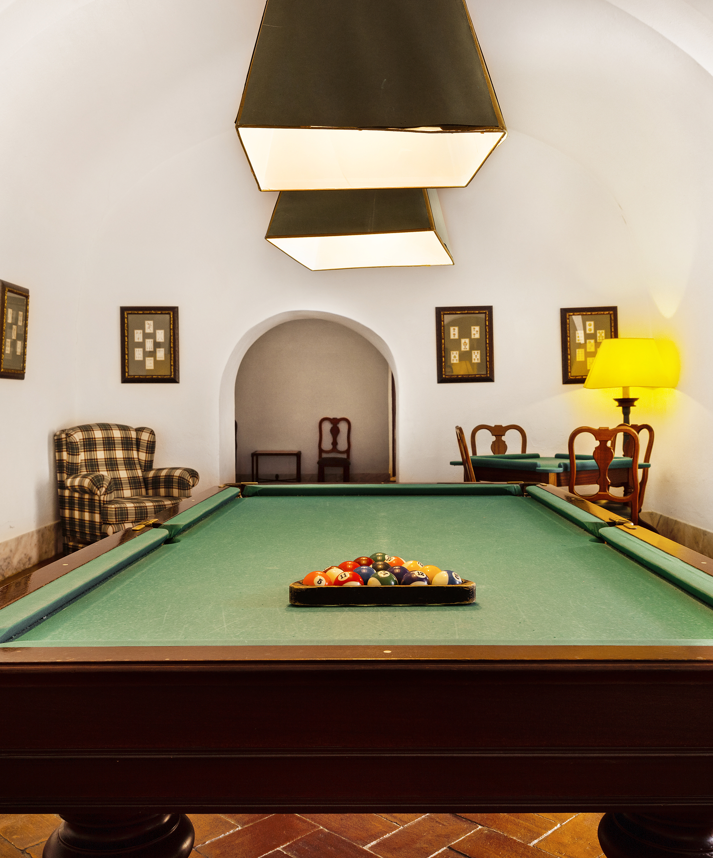 Table de billard avec les boules en triangle, dans une salle de jeux de la Pousada Convento Vila Viçosa