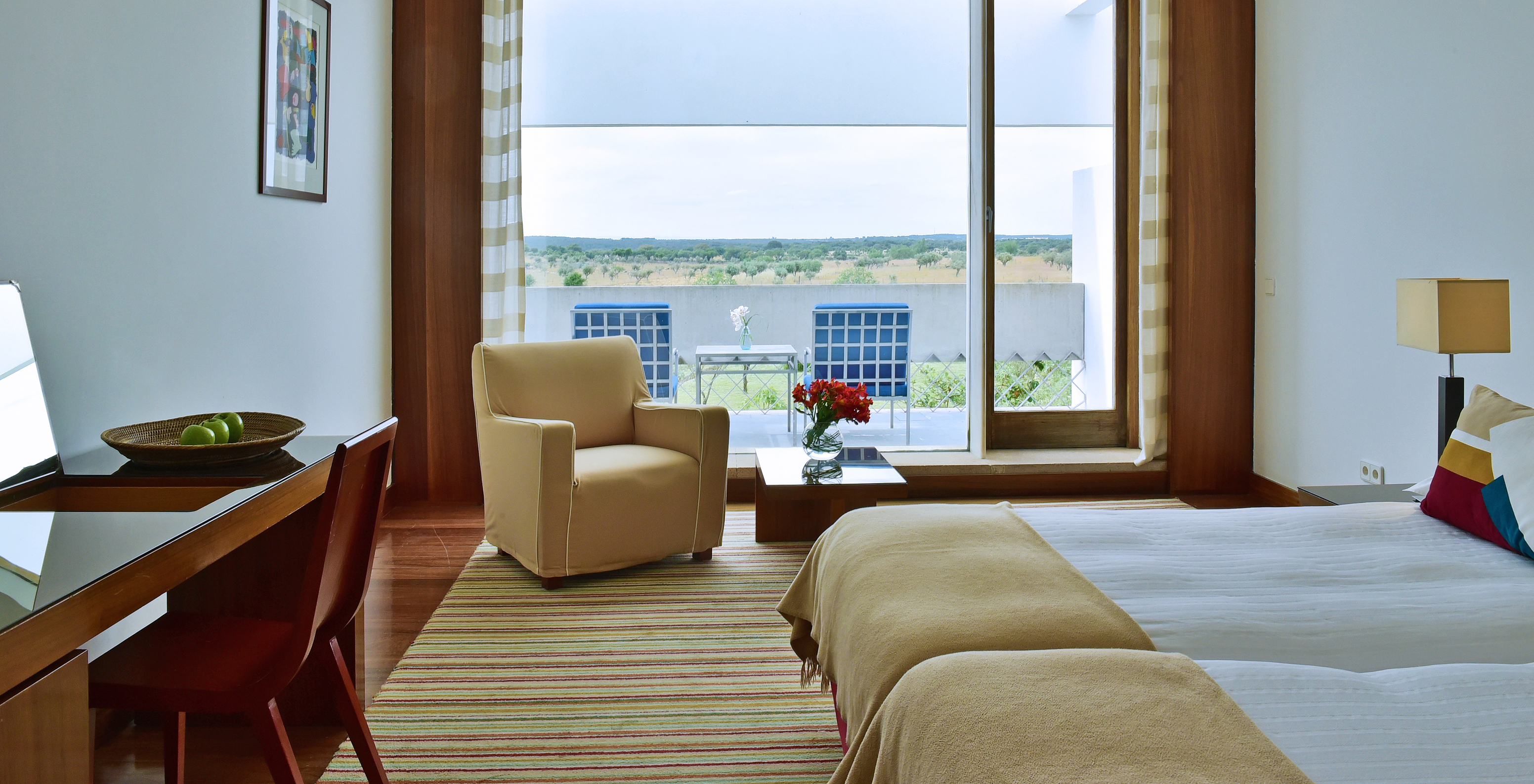 Le Chambre Supérieure de la Pousada Mosteiro Crato a deux lits simples côte à côte et un fauteuil avec balcon et chaises