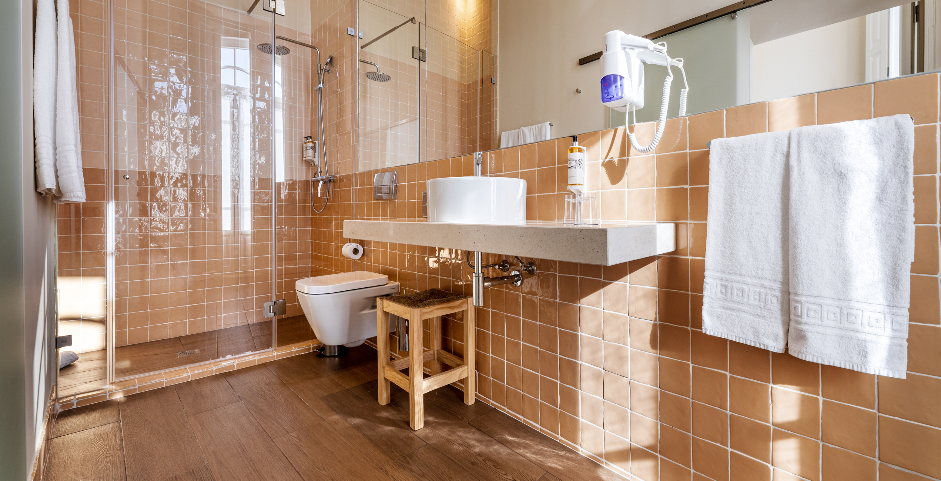 Le Classique Douane de la Pousada Vila Real de Santo António a une salle de bain avec douche, lavabo et miroir