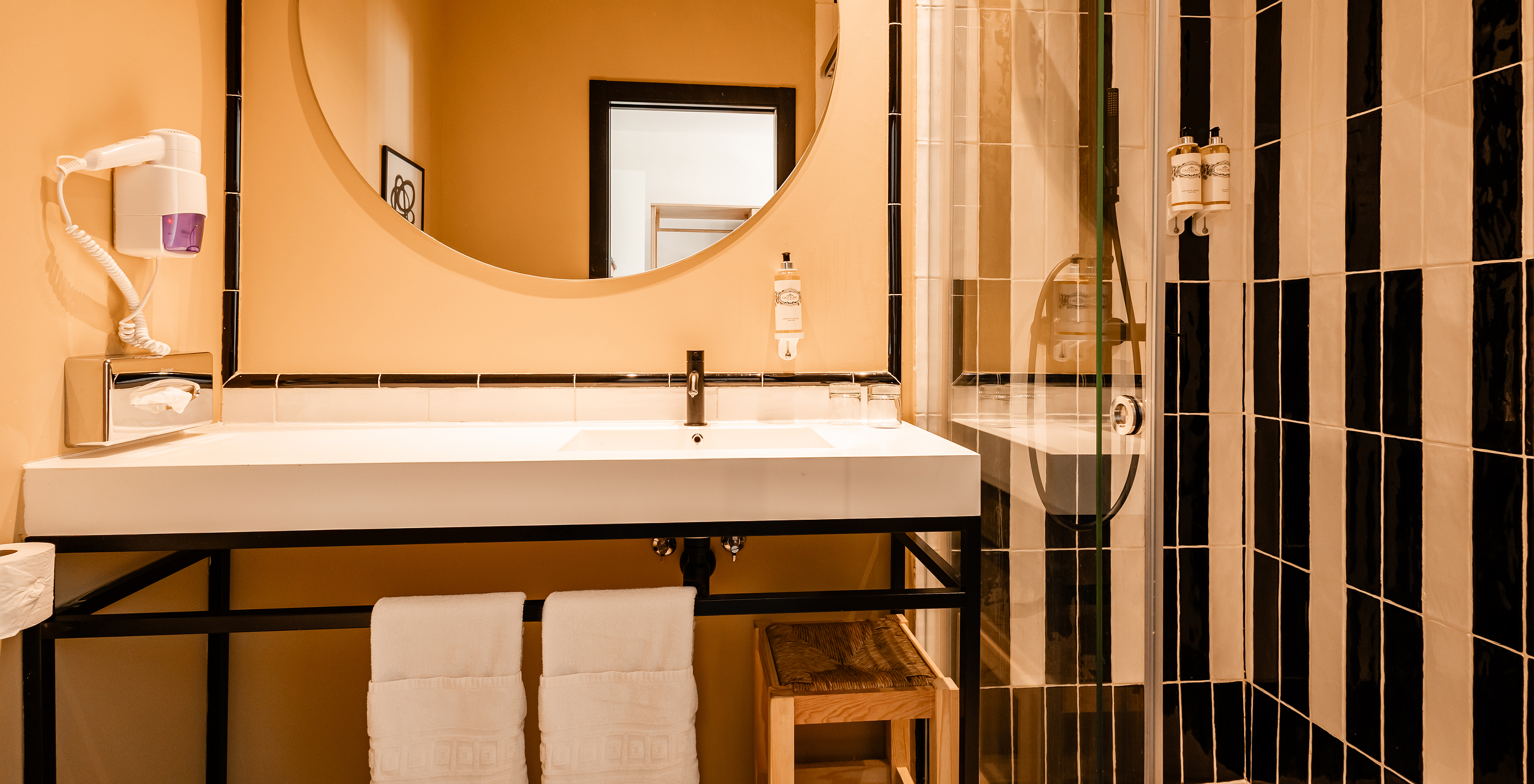 Le Classique Église de la Pousada Vila Real de Santo António a une salle de bain avec douche, lavabo, miroir et sèche-cheveux