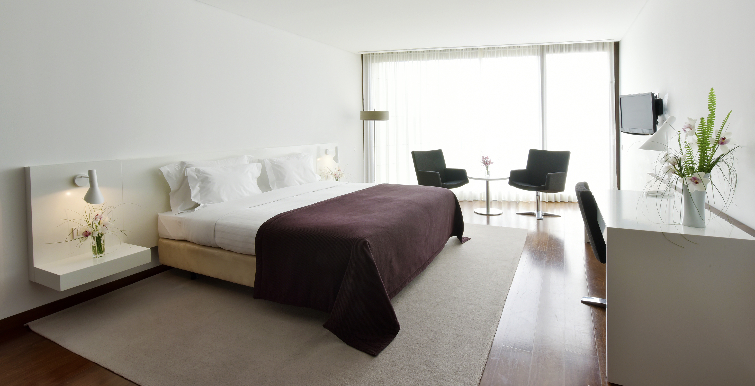 Le Chambre Classique de la Pousada Palácio Estoi a un lit double avec deux tables de nuit, un bureau et une télévision