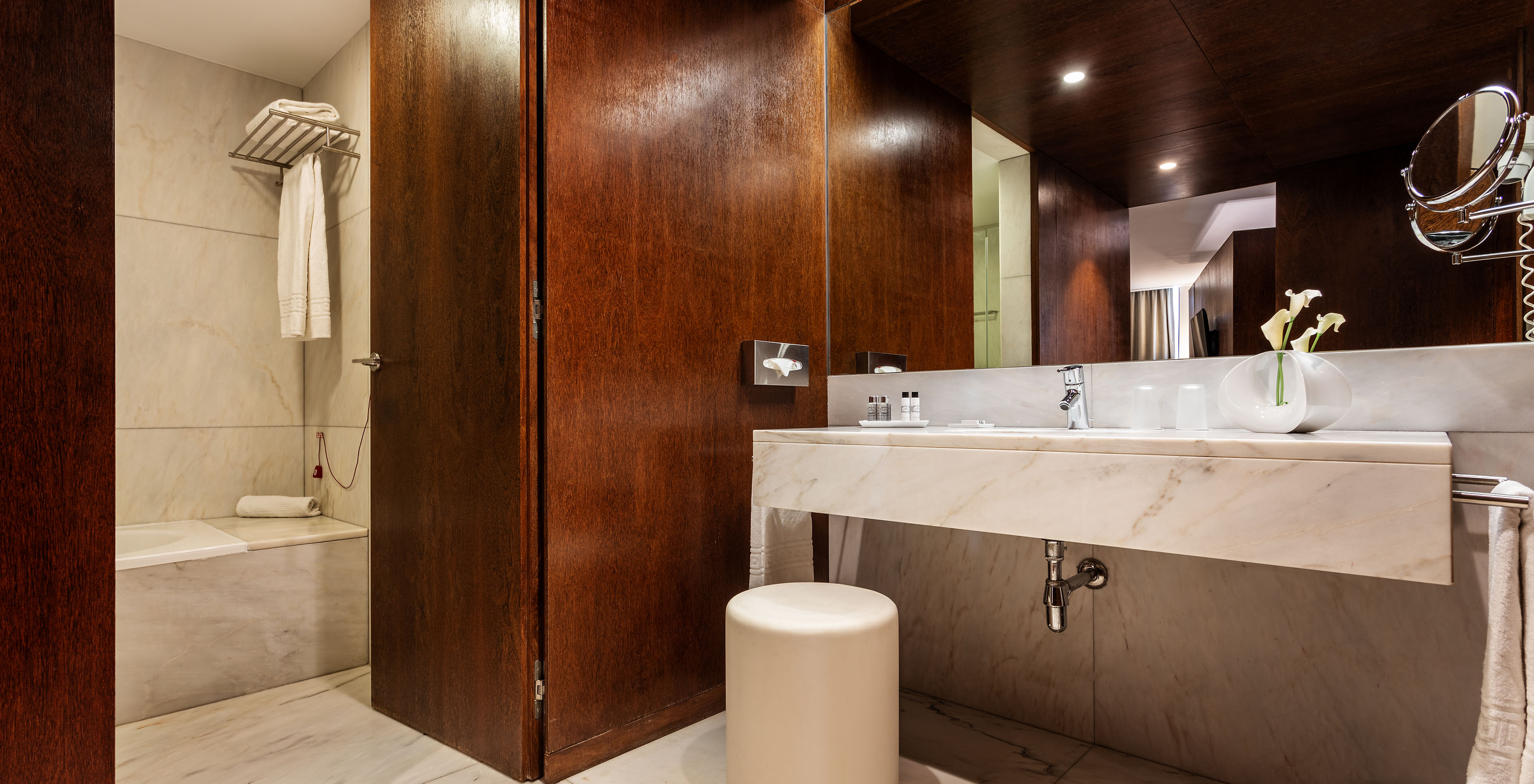 La Suite Standard de la Pousada Palácio Estoi a une salle de bain avec lavabo avec miroir, amenities et un banc