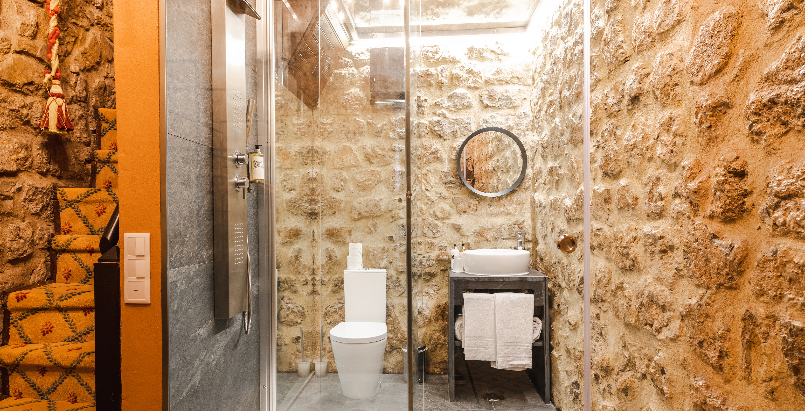 La Suite Spéciale de la Pousada Castelo Óbidos a une salle de bain avec douche, lavabo, miroir et toilettes