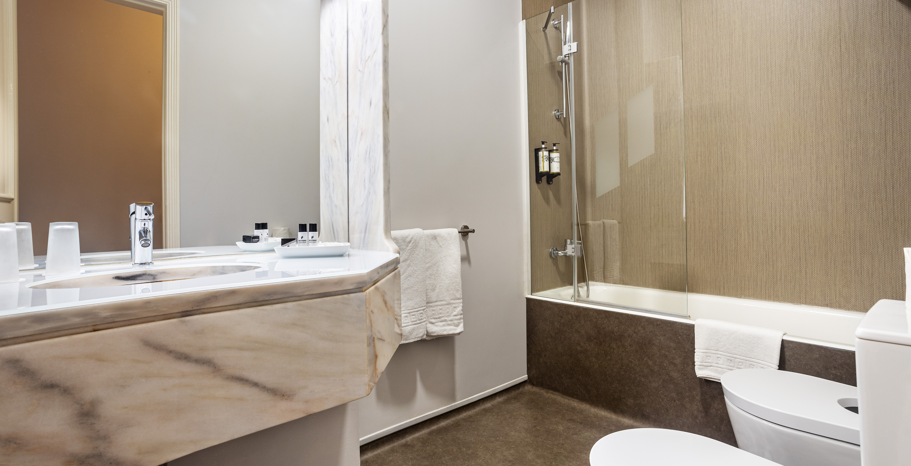 La Chambre Large Family de la Pousada Ria - Aveiro a un lavabo, baignoire avec douche et un grand miroir