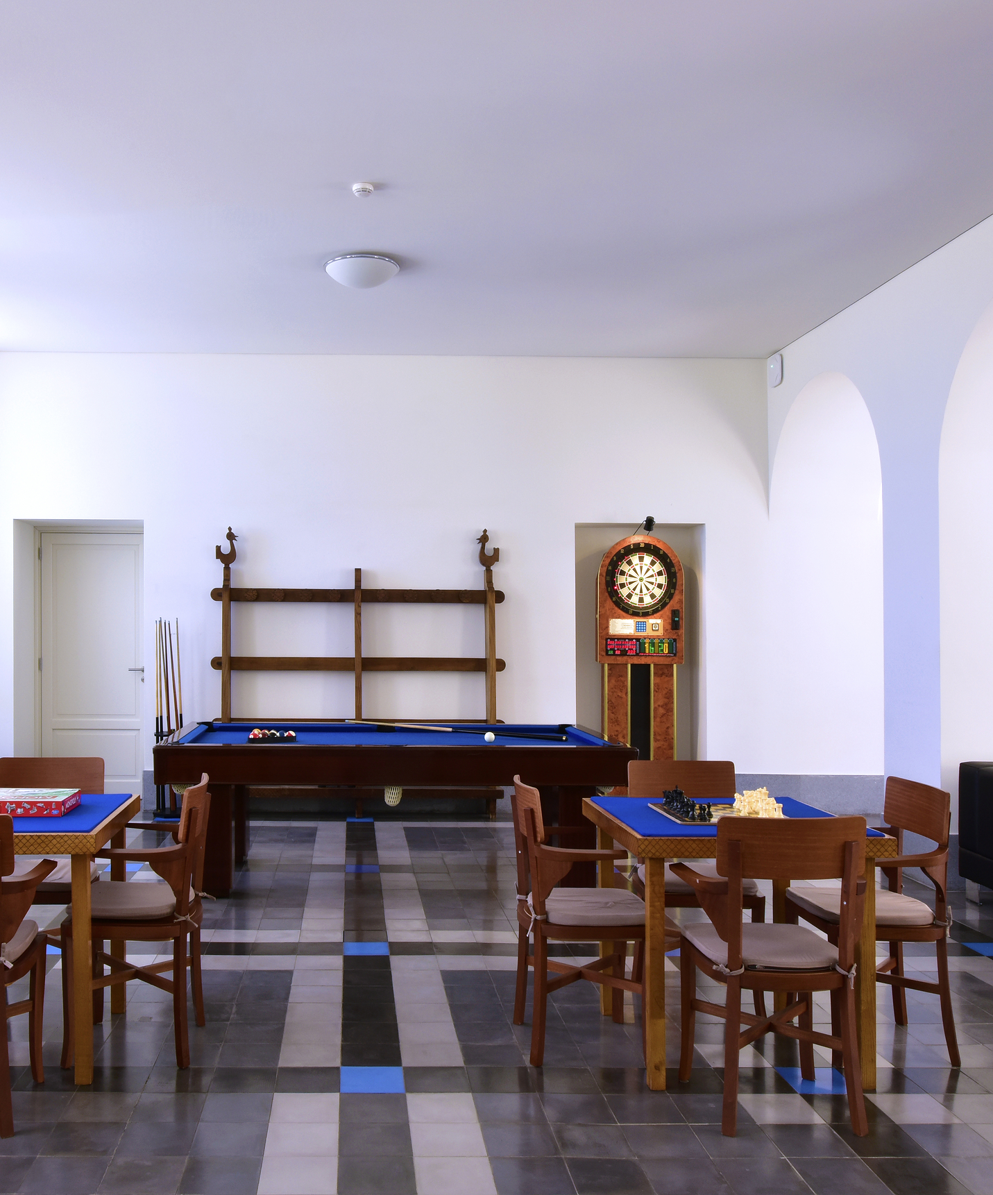 Salle de jeux pour les clients d'un hôtel de montagne au centre du Portugal avec billard, fléchettes et échecs