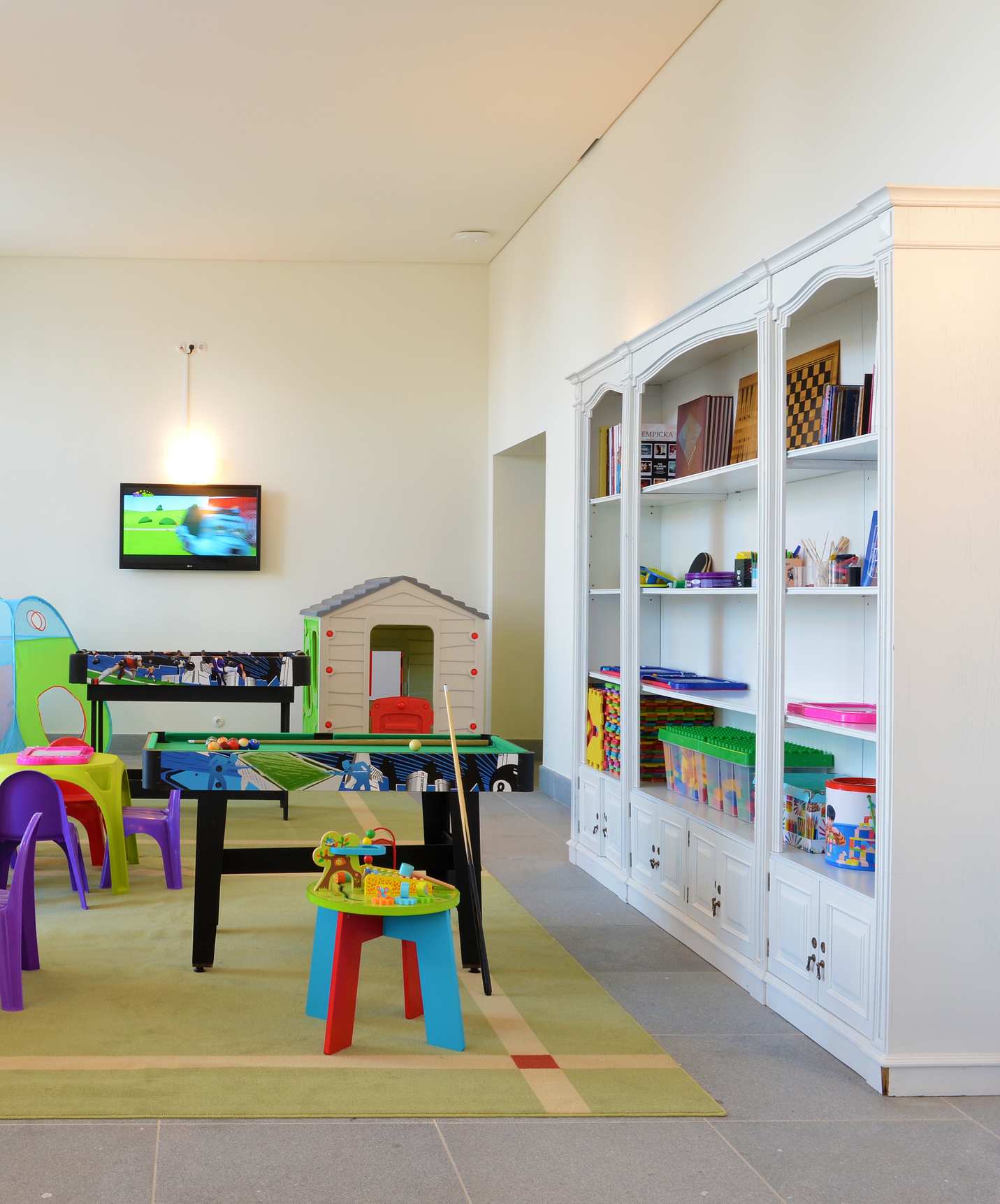 Salle pour enfants dans un hôtel de montagne au centre du Portugal avec divers jeux, télévision et tableau à dessin