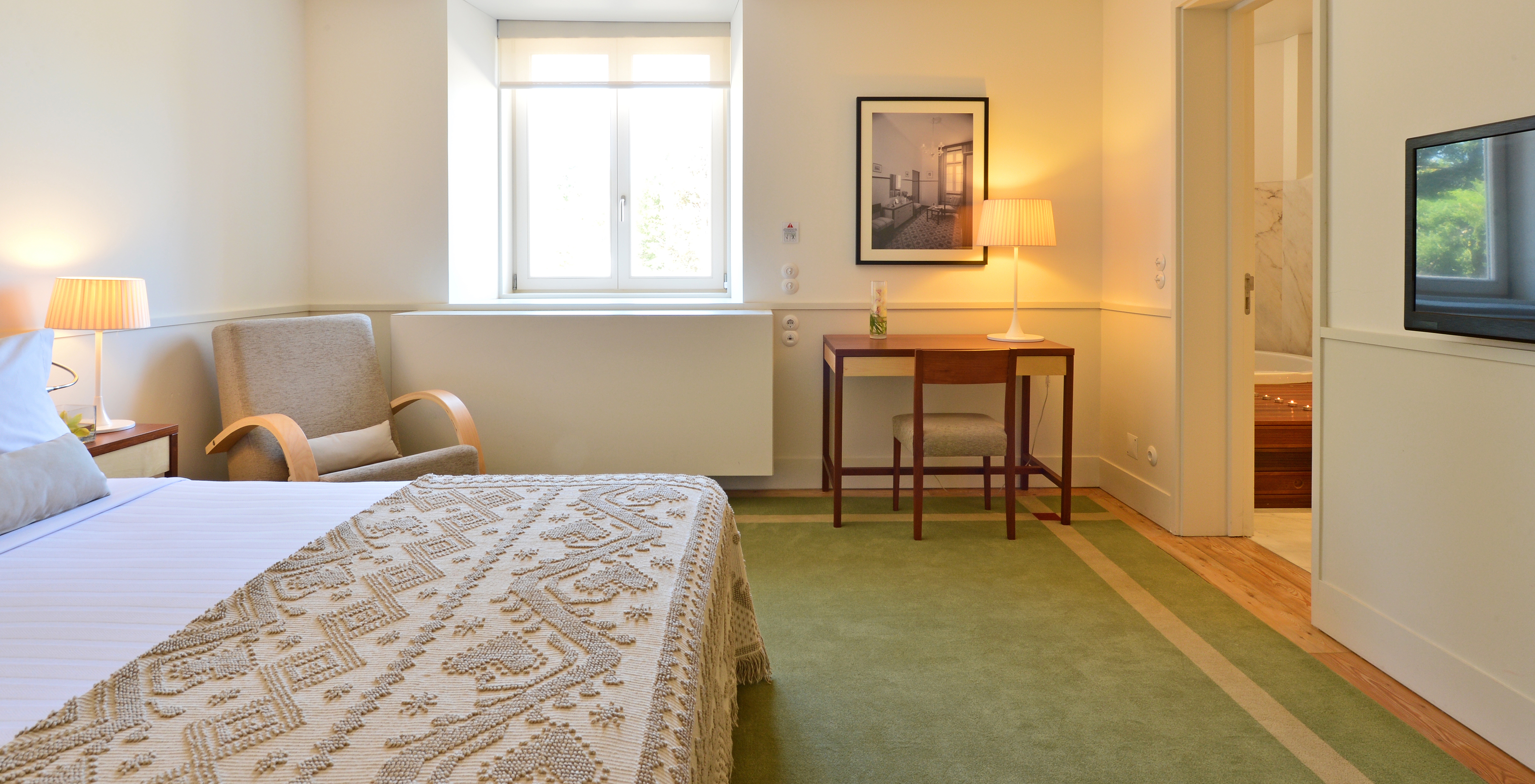 La Chambre Spa de la Pousada Serra da Estrela a un lit double, un fauteuil, bureau et un tableau de l'ancien sanatorium