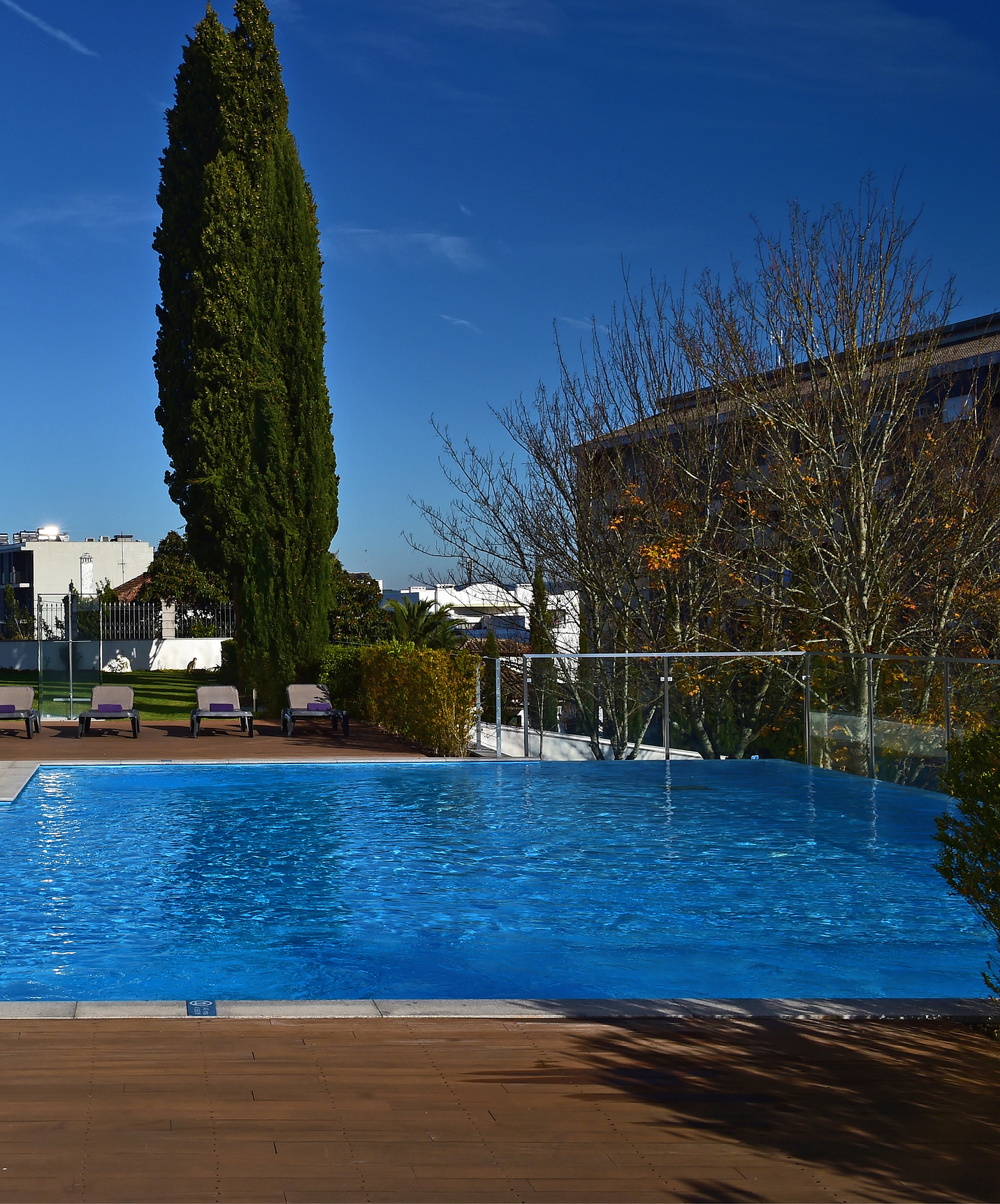 La Pousada Viseu a une piscine extérieure avec des chaises longues et un deck en bois autour de la piscine