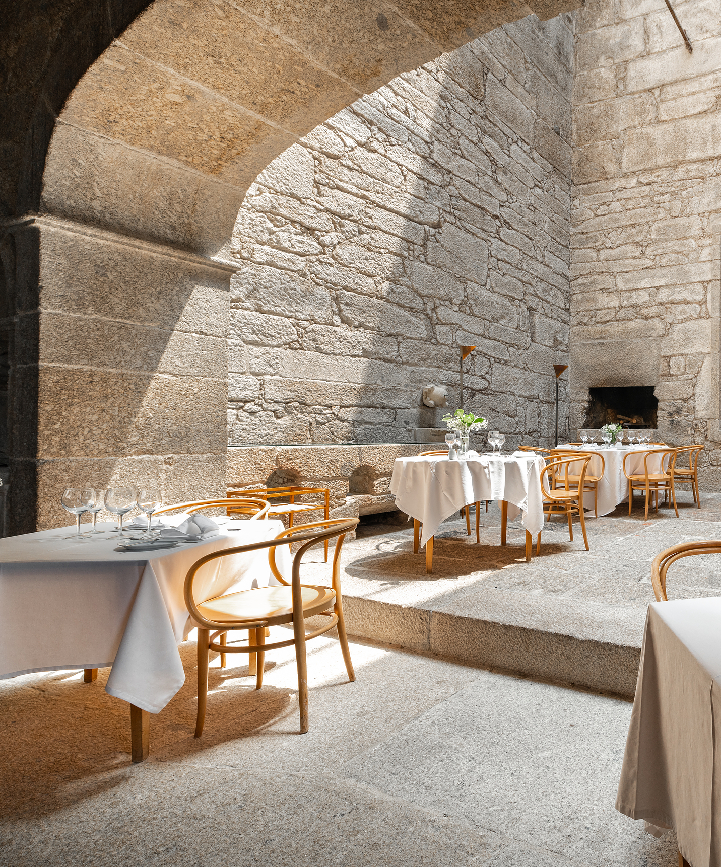 La Pousada Mosteiro Amares, un hôtel historique à Amares, a un restaurant avec terrasse extérieure, avec des tables rondes