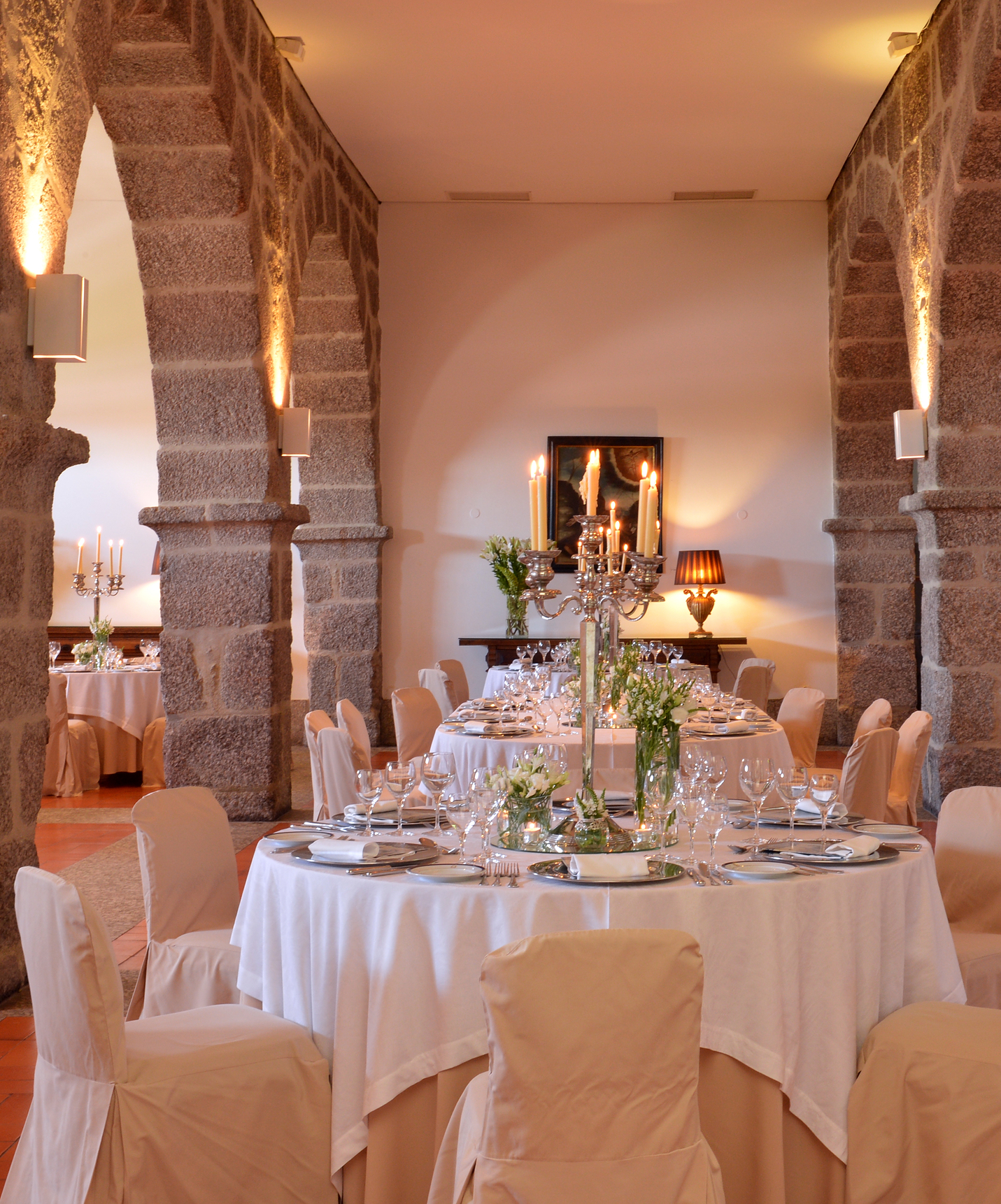 La Pousada Mosteiro Guimarães, un hôtel à Guimarães avec piscine, a une salle avec des tables pour organiser des mariages