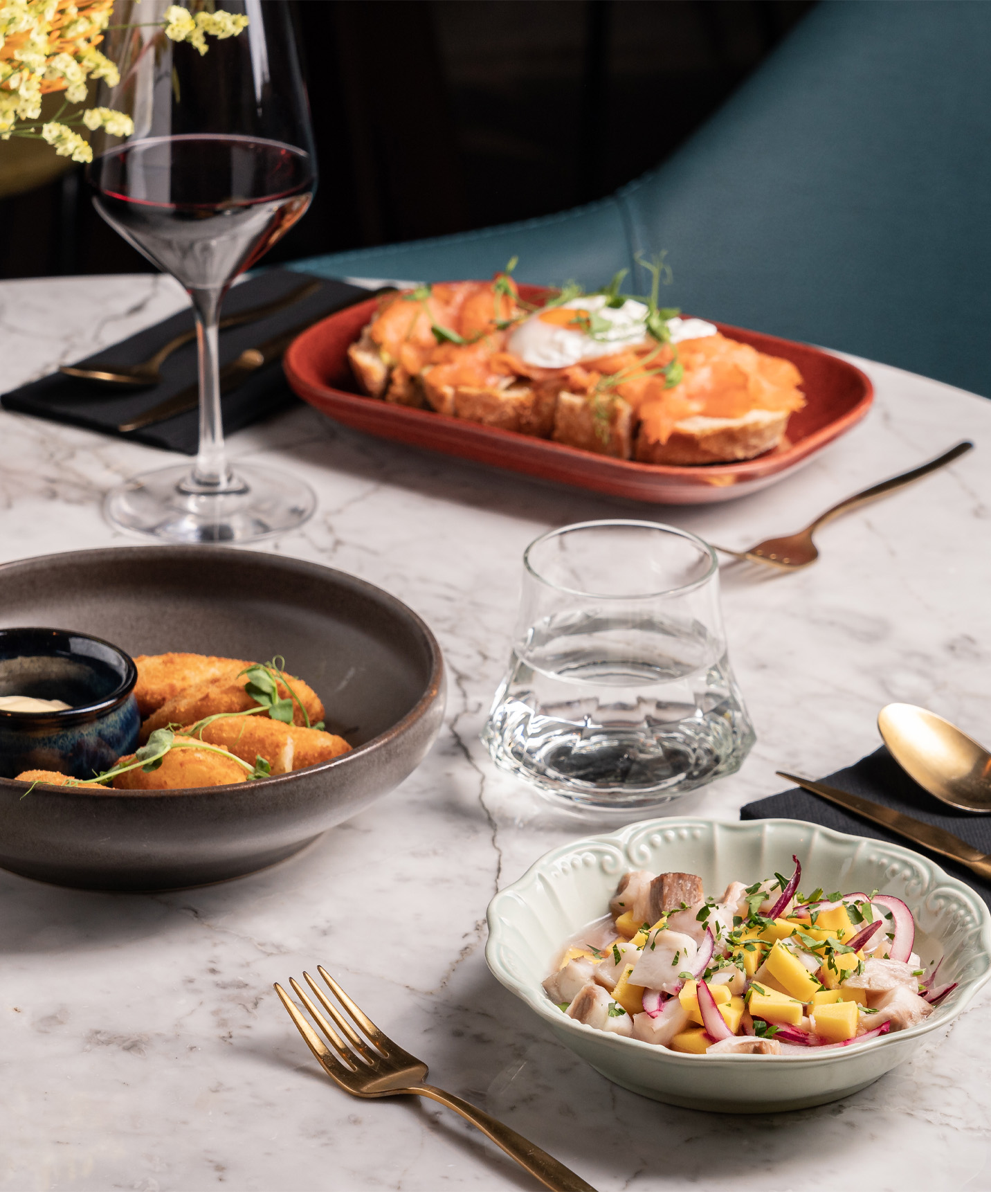 Table dressée avec ceviche de poulpe et croquettes, pendant un repas dans une Pousada de la marque Pousadas de Portugal