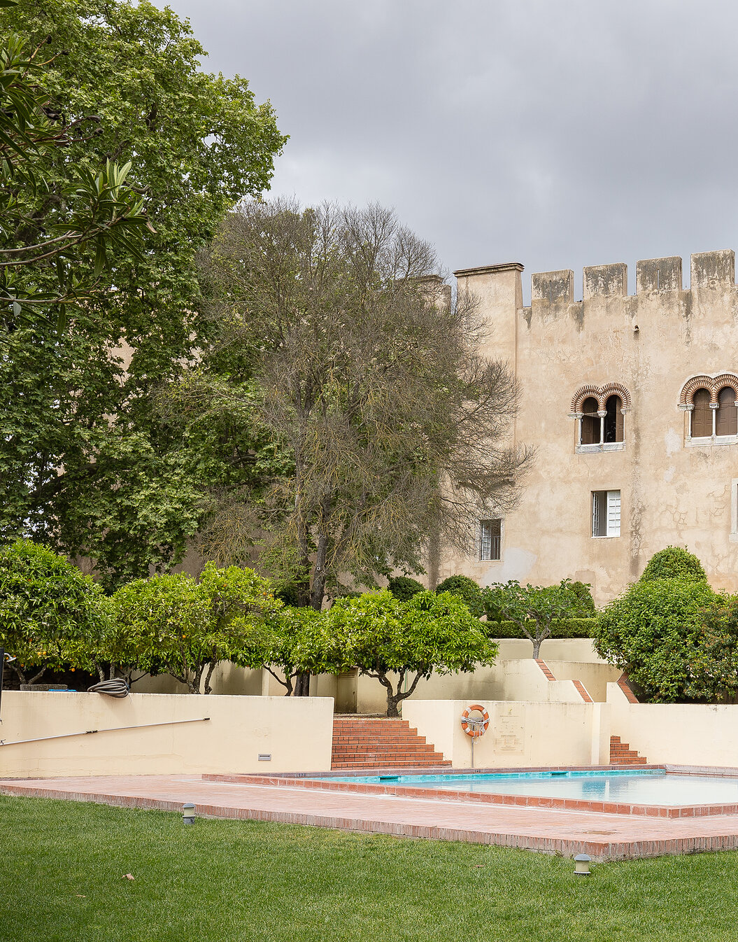 Buitenaanzicht Pousada Castelo Alvito, historisch hotel met buitenzwembad en kasteel