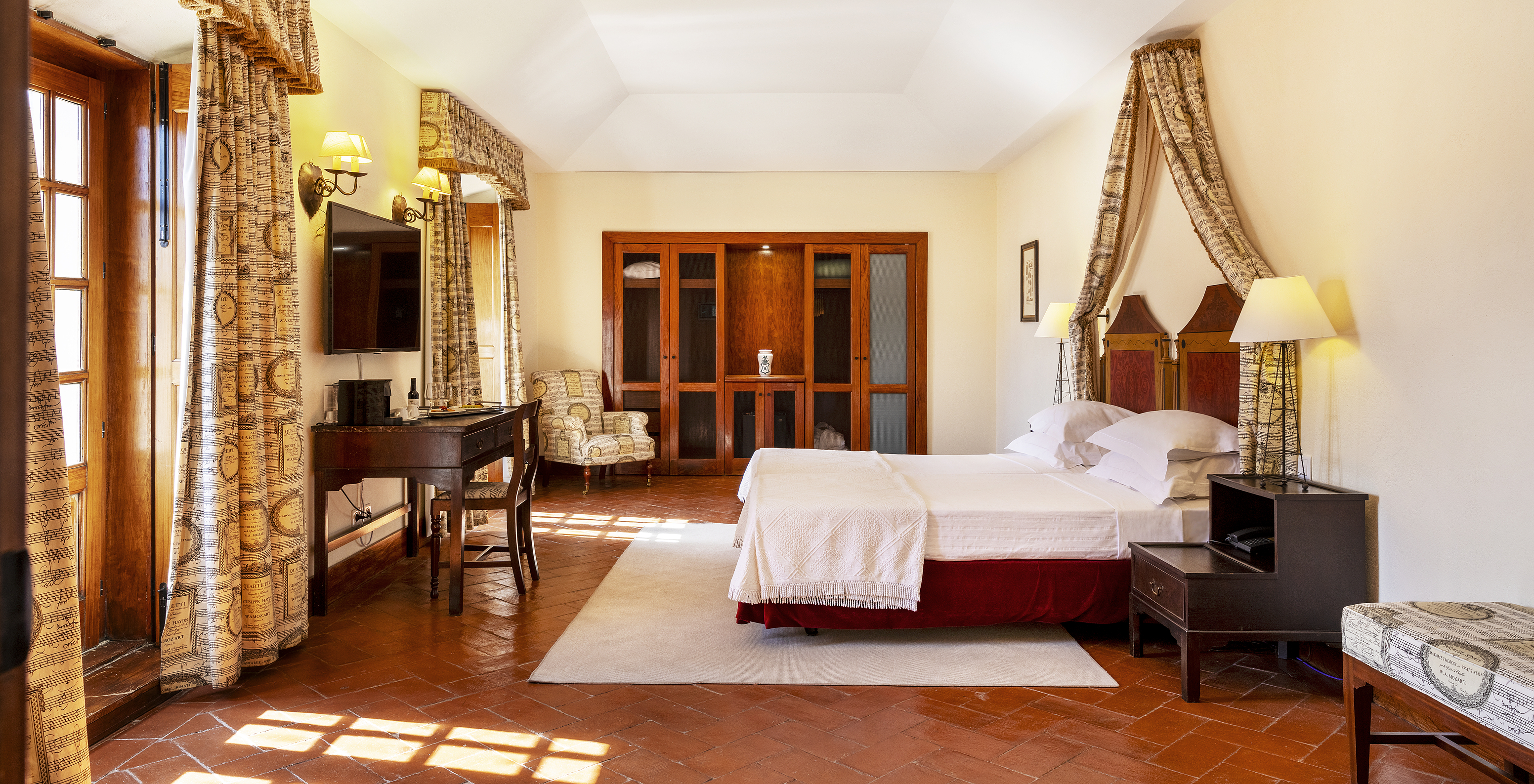 De Master Suite van Pousada Convento Vila Viçosa heeft een ruime kamer met een tweepersoonsbed in het midden