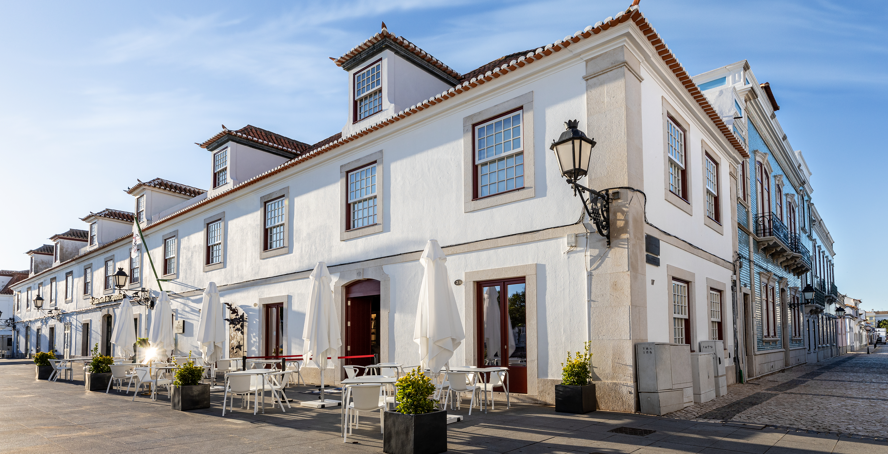 Terras van het restaurant van Pousada Vila Real de Santo António op het plein van Vila Real de Santo António