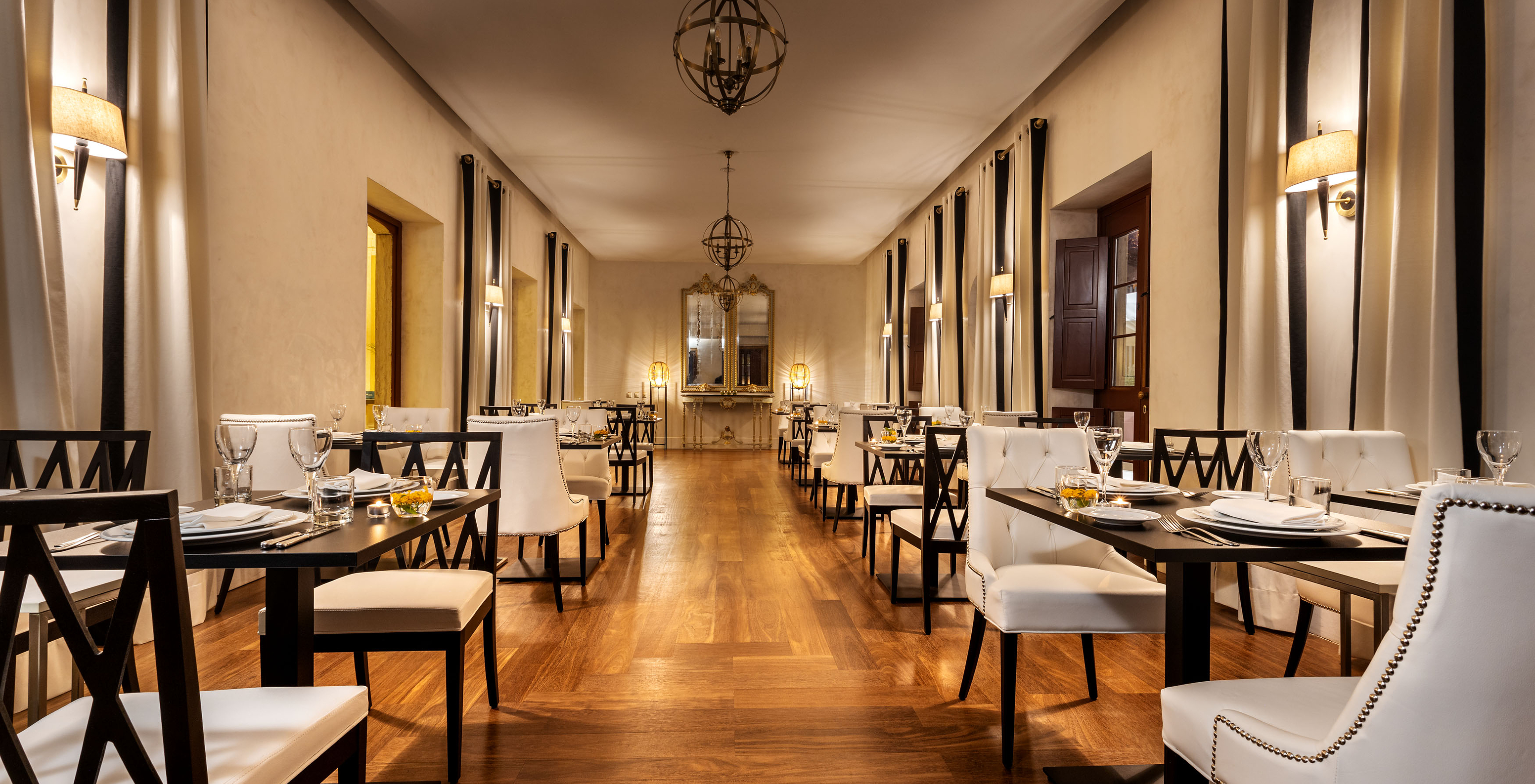 Het restaurant Visconde, van het Historisch Hotel in Faro, heeft een grote zaal met zwart-witte stoelen en tafels