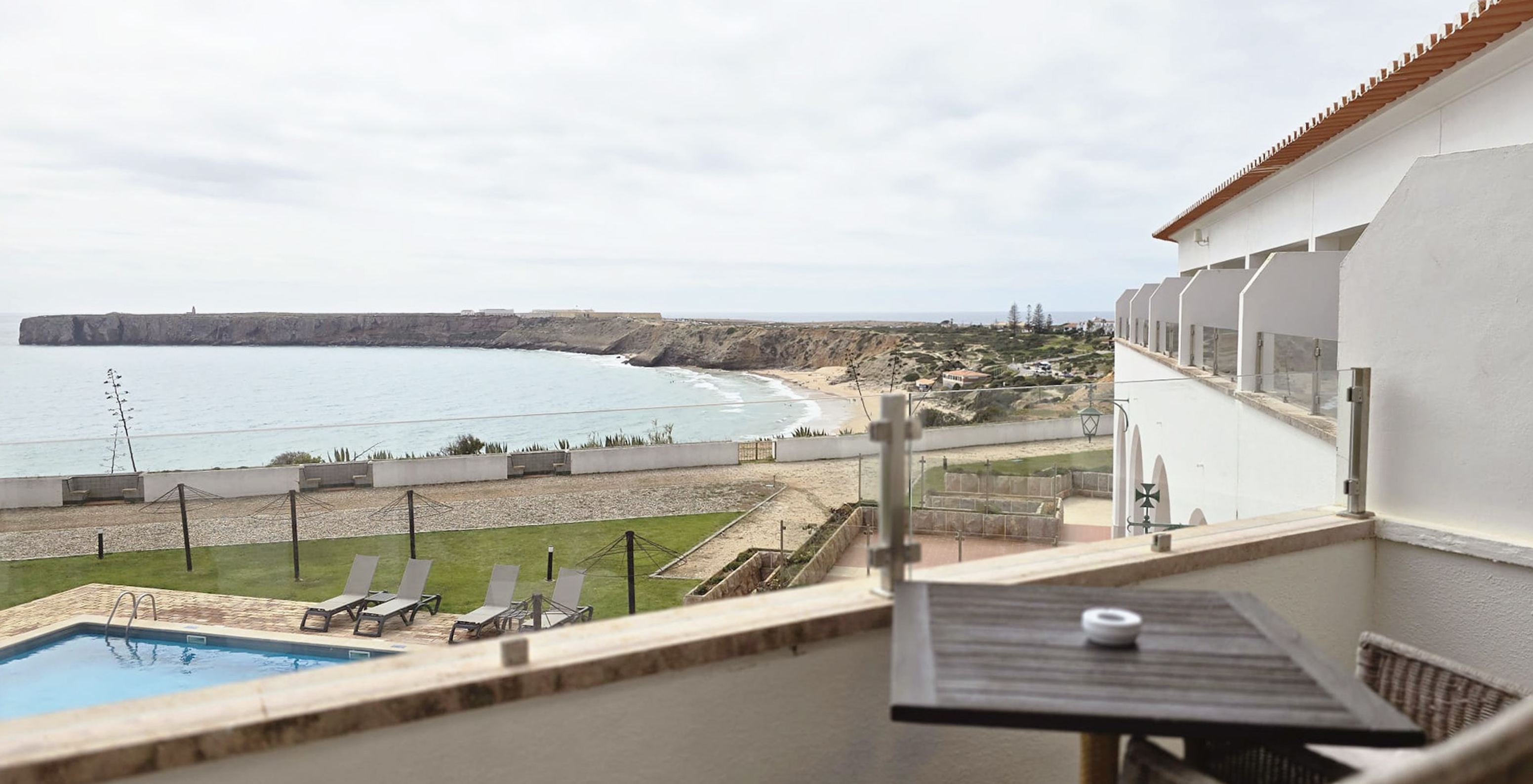 De Speciale Suite Pousada Sagres heeft een balkon met uitzicht op het zwembad