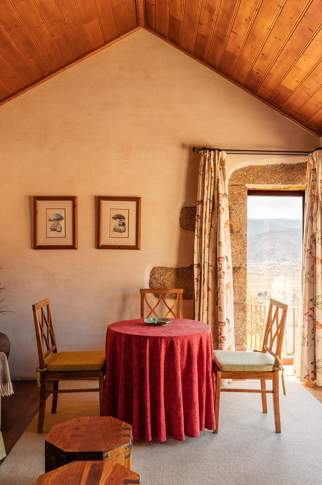 De Superior Suite met Balkon van Pousada Convento de Belmonte heeft een raam met gordijnen en schimmels op de muur