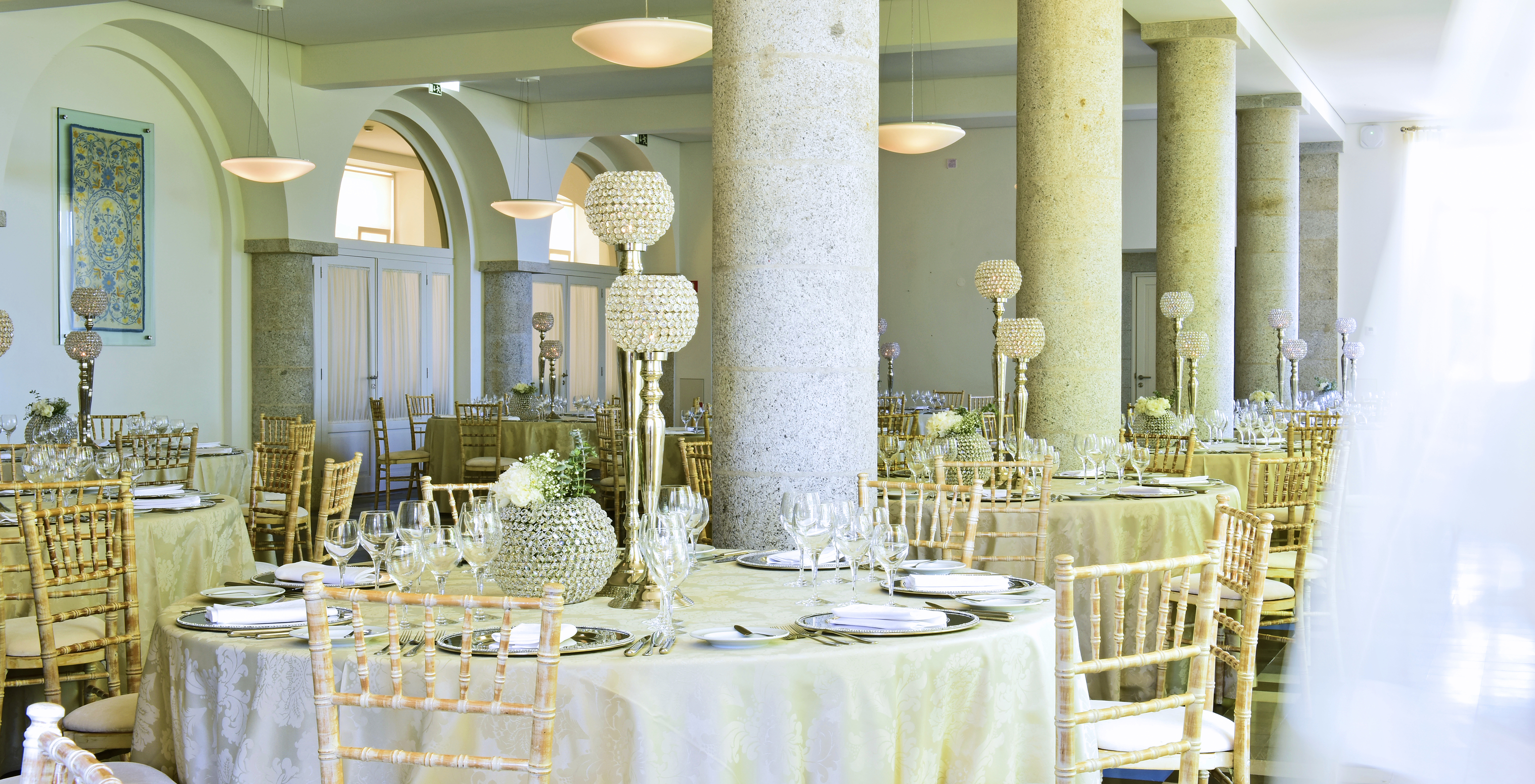 Restaurant van Hotel de Montanha in Centraal Portugal, met ronde tafels, bamboestoelen en klassieke decoratie